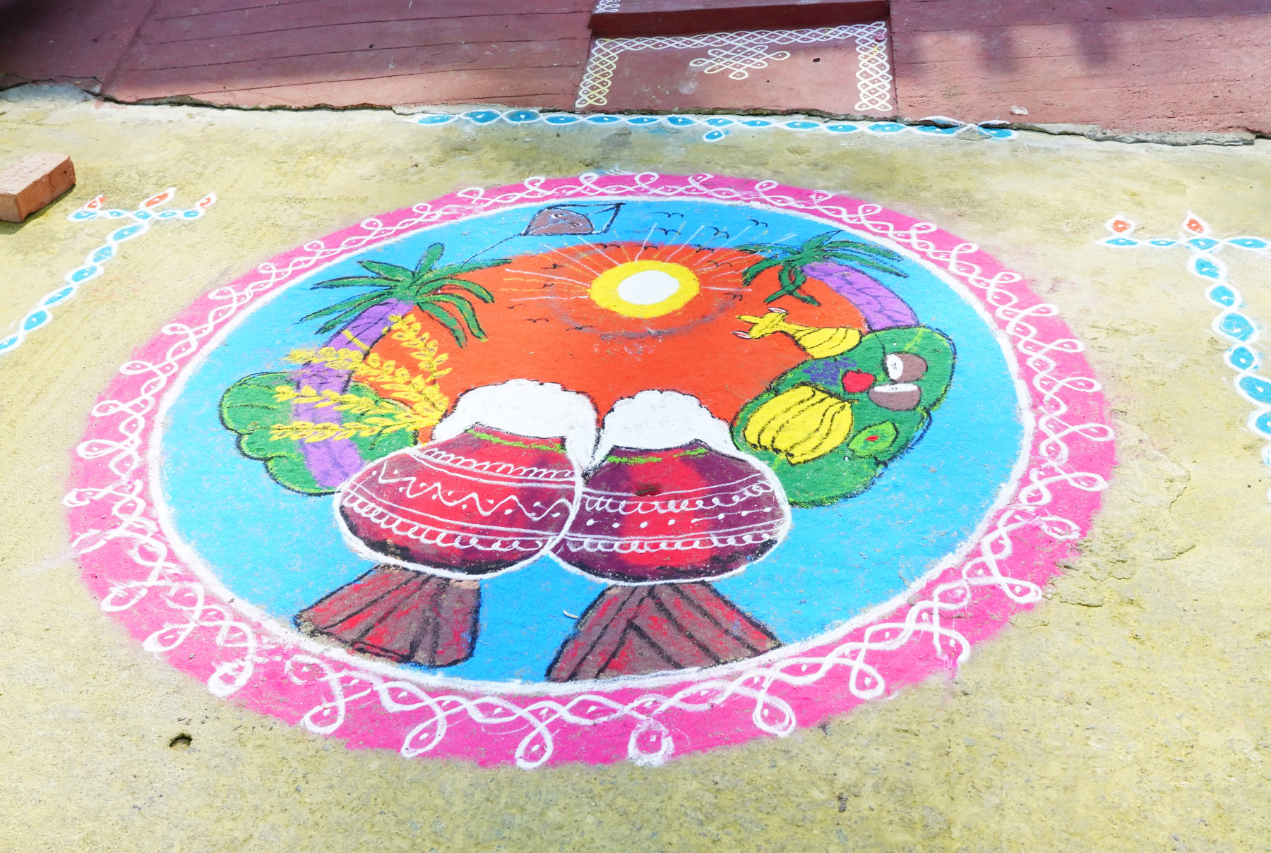 ರಾಯಚೂರಿನಲ್ಲಿ ಮಕರ ಸಂಕ್ರಮಣದ ದಿನ ಕಂಡು ಬಂದ ಆಕರ್ಷಕ ರಂಗೋಲಿ