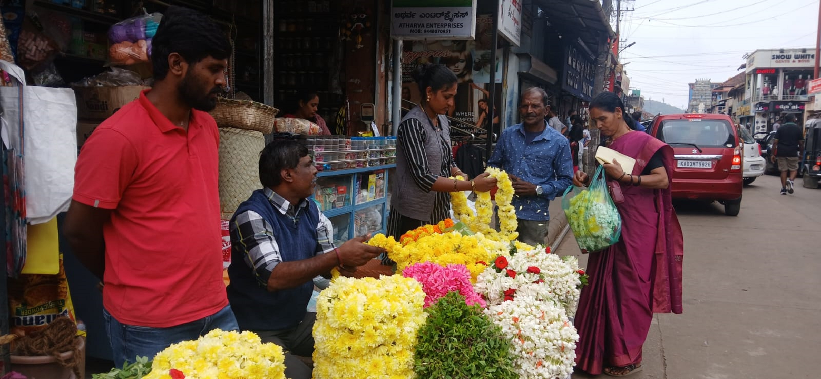 ಮಡಿಕೇರಿ ಇಂದಿರಾಗಾಂಧಿ ವೃತ್ತ (ಚೌಕಿ)ದಲ್ಲಿ ಸಂಕ್ರಾಂತಿ ಪ್ರಯುಕ್ತ ಹೂಗಳನ್ನು ಸಾರ್ವಜನಿಕರು ಬುಧವಾರ ಖರೀದಿಸಿದರು