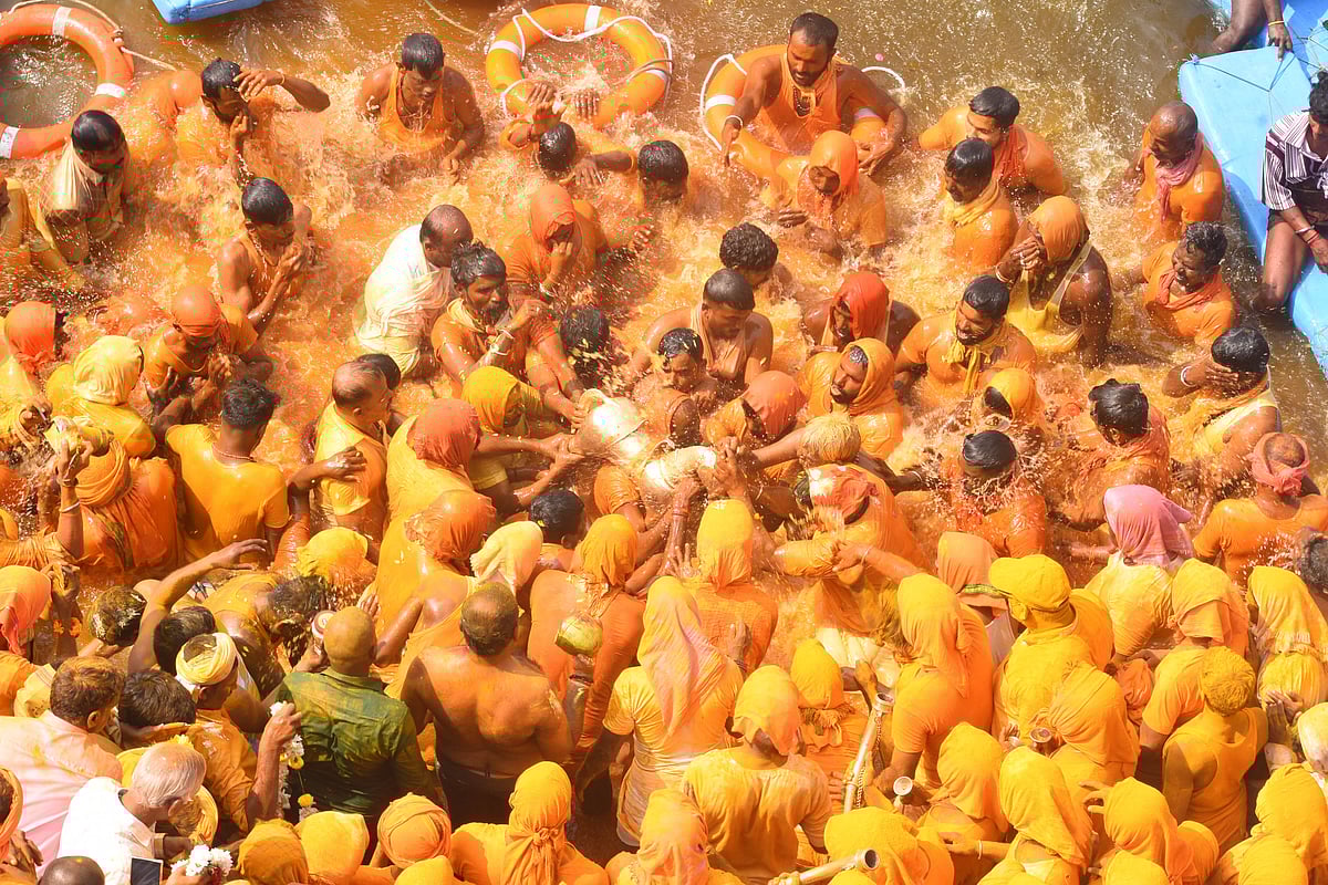 ಯಾದಗಿರಿ | ಭಂಡಾರದಲ್ಲಿ ಮಿಂದ ಮೈಲಾಪುರ