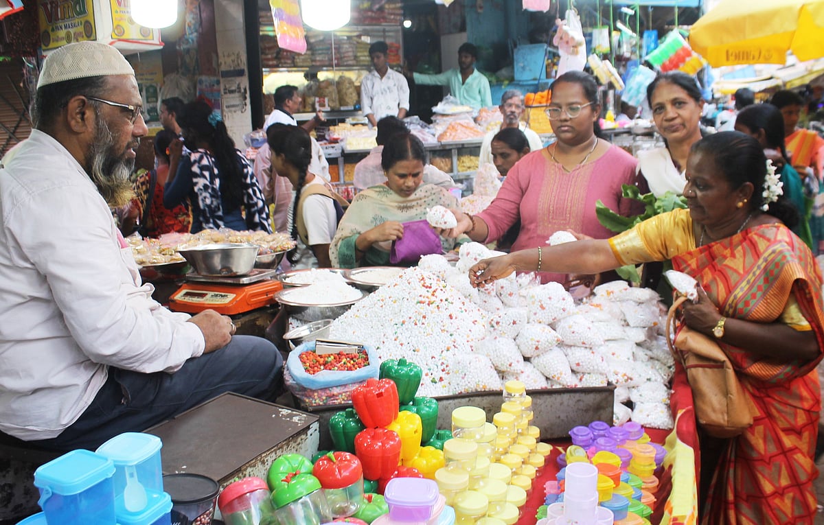 ಹುಬ್ಬಳ್ಳಿ | ಸಂಕ್ರಾಂತಿ ಹಬ್ಬಕ್ಕೆ ಖರೀದಿ ಜೋರು