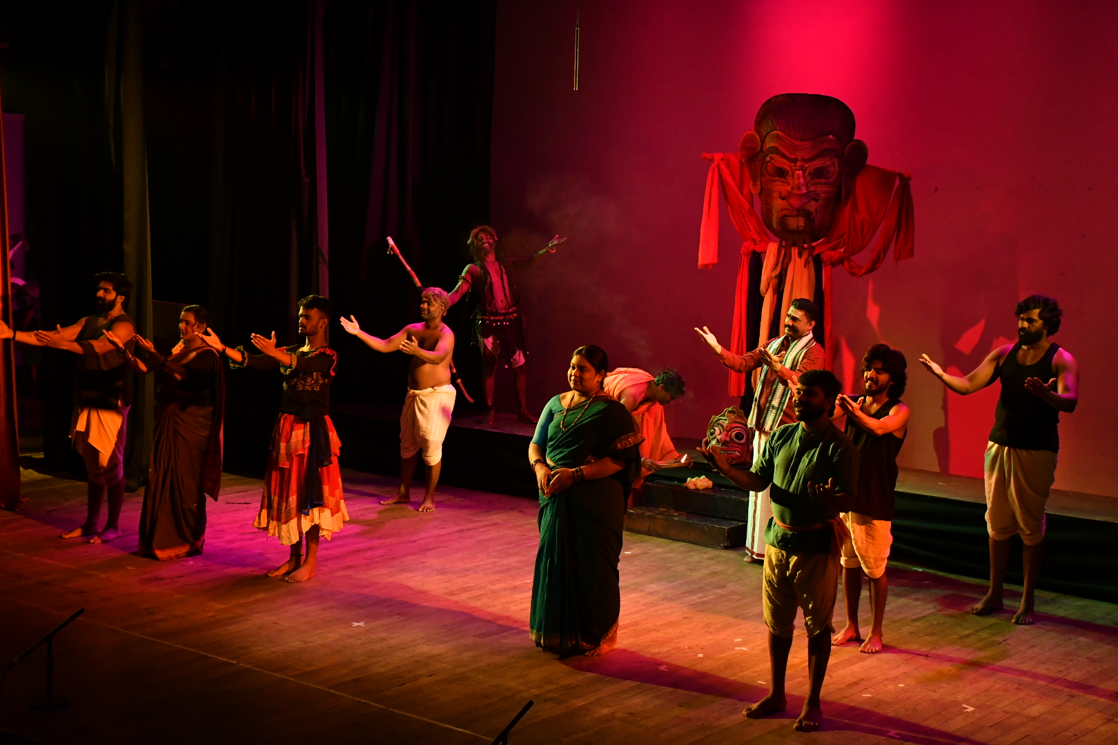 ಕಿರುರಂಗಮಂದಿರದಲ್ಲಿ ಚಾಮರಾಜನಗರದ ರಂಗವಾಹಿನಿ ತಂಡದವರು ಅಭಿನಯಿಸಿದ ಹನೂರು ಚನ್ನಪ್ಪ ರಚನೆಯ ‘ಬೆಲ್ಲದ ದೋಣಿ’ ನಾಟಕ  