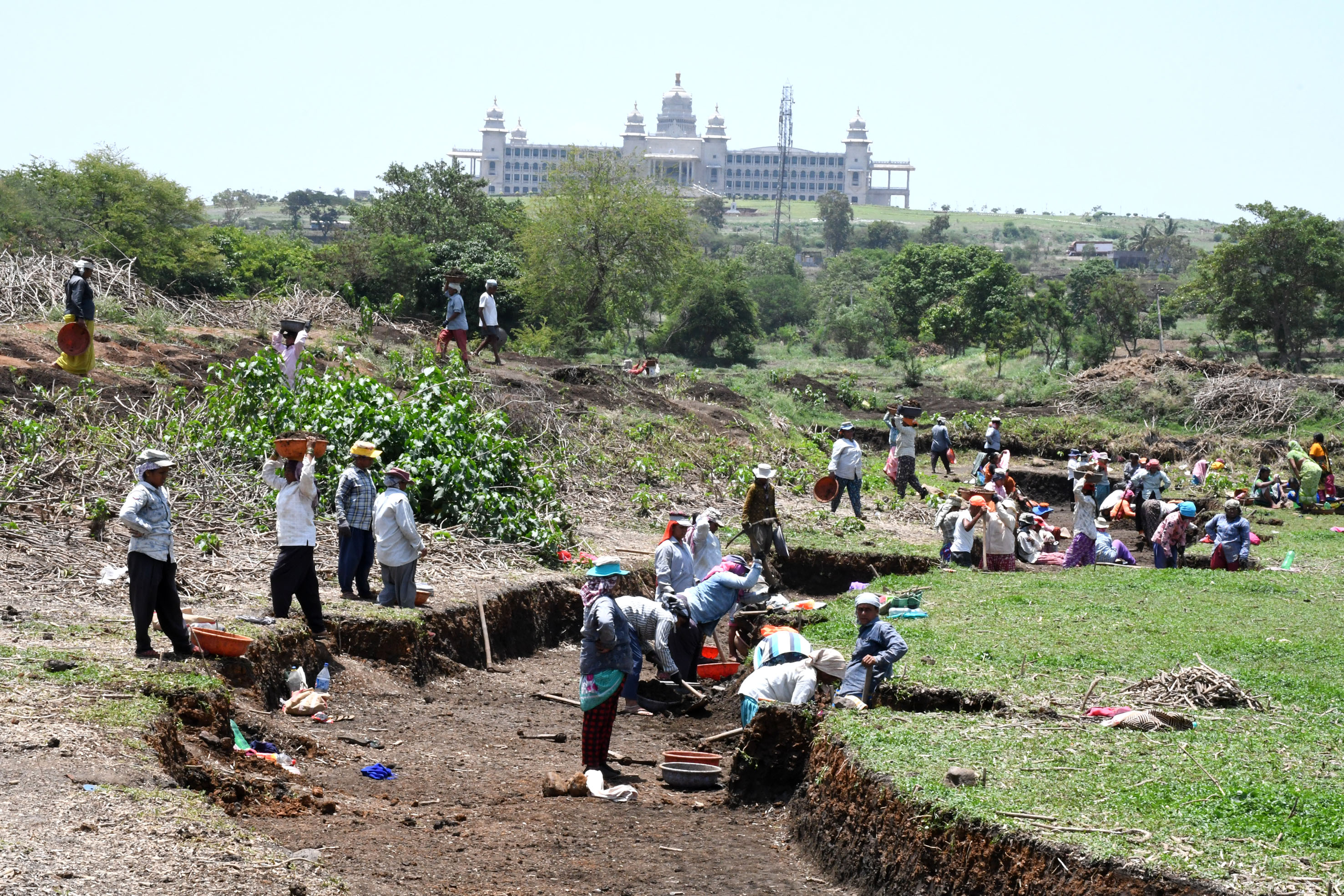 ಬೆಳಗಾವಿ ತಾಲ್ಲೂಕಿನ ಬಸ್ತವಾಡದಲ್ಲಿ ನರೇಗಾ ಯೋಜನೆಯಡಿ ಕಾರ್ಮಿಕರು ಕೆಲಸ ಮಾಡುತ್ತಿರುವುದು    (ಸಂಗ್ರಹ ಚಿತ್ರ)