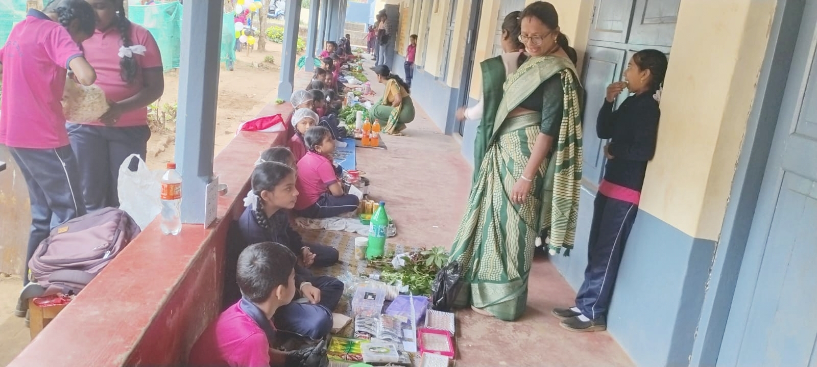 ಸುಂಟಿಕೊಪ್ಪ ಸರ್ಕಾರಿ ಹಿರಿಯ ಪ್ರಾಥಮಿಕ ಶಾಲೆಯಲ್ಲಿ ಬುಧವಾರ ಮಕ್ಕಳ ಸಂತೆ ನಡೆಯಿತು.