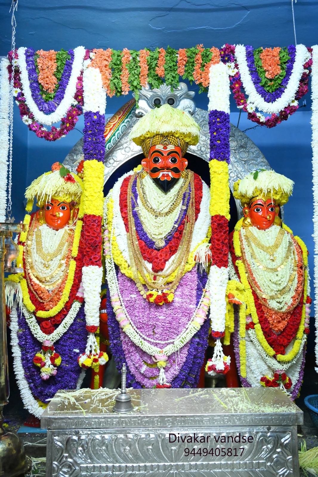 ಜಾತ್ರೆಯ ಅಂಗವಾಗಿ ಸೇವಂತಿಗೆ ಇತರ ಹೂವುಗಳಿಂದ ಅಲಂಕೃತಗೊಂಡಿರುವ ಬ್ರಹ್ಮಲಿಂಗೇಶ್ವರ
