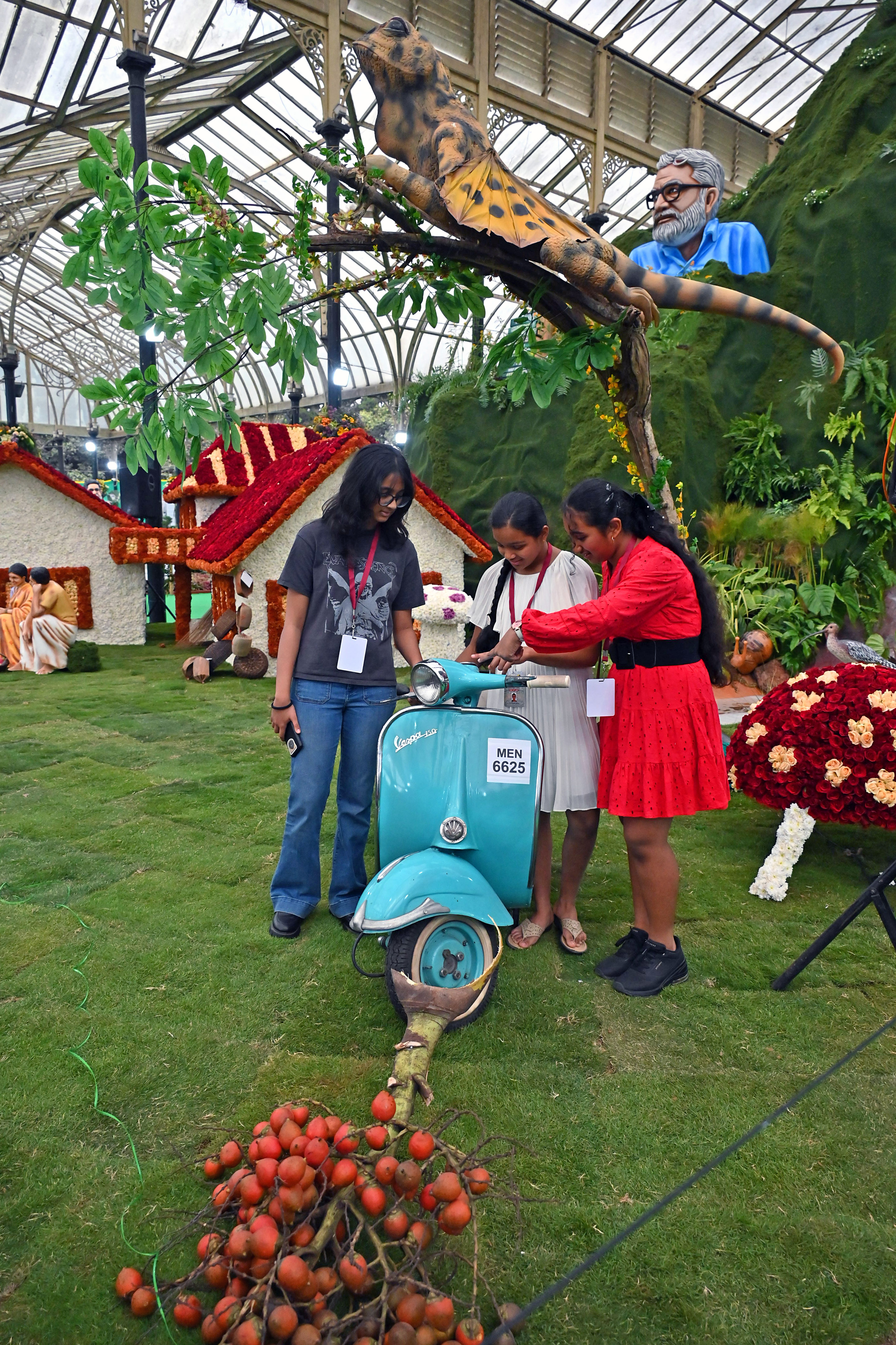  ಕೆ.ಪಿ. ಪೂರ್ಣಚಂದ್ರ ತೇಜಸ್ವಿ ಅವರ ಸ್ಕೂಟರ್‌ ಅನ್ನು ಅವರ ಮೊಮ್ಮಕಳು ಕುತೂಹಲದಿಂದ ವೀಕ್ಷಿಸಿದರು
ಪ್ರಜಾವಾಣಿ ಚಿತ್ರ: ಪುಷ್ಕರ್‌ ವಿ. 