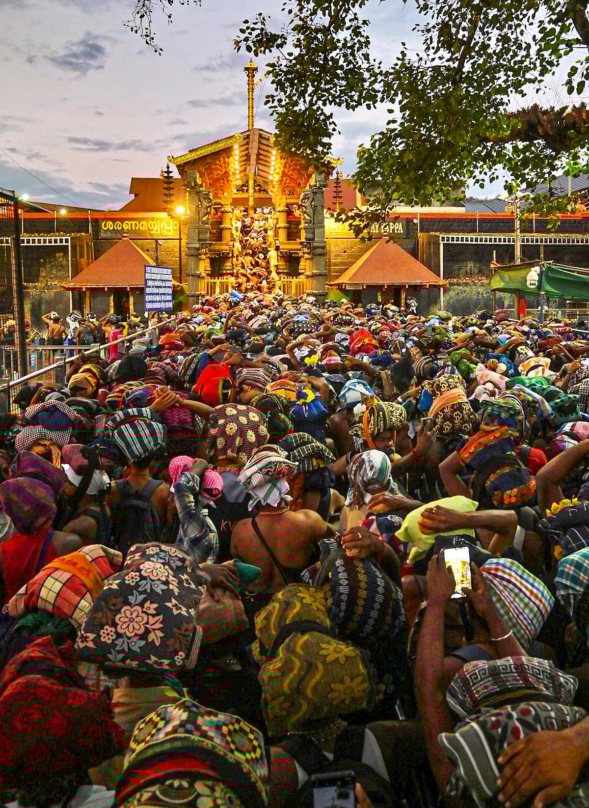 ಶಬರಿಮಲೆಯಲ್ಲಿ ‘ಮಕರಜ್ಯೋತಿ’: ಕಣ್ತುಂಬಿಕೊಂಡು ಪುಳಕಿತರಾದ ಭಕ್ತರು