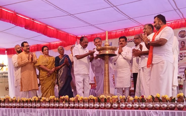 ಮಾಜಿ ಮುಖ್ಯಮಂತ್ರಿ ಎಂ.ವೀರಪ್ಪ ಮೊಯ್ಲಿ ಅವರು ಸಮಾರಂಭವನ್ನು ಉದ್ಘಾಟಿಸಿದರು