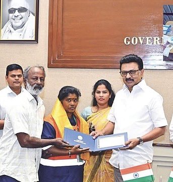 ತಮಿಳುನಾಡಿನ ಮುಖ್ಯಮಂತ್ರಿ ಎಂ.ಕೆ. ಸ್ಟಾಲಿನ್ ಅವರು ಪದ್ಮಾ ಅವರಿಗೆ ಸನ್ಮಾನ ಮಾಡುತ್ತೀರುವುದು.