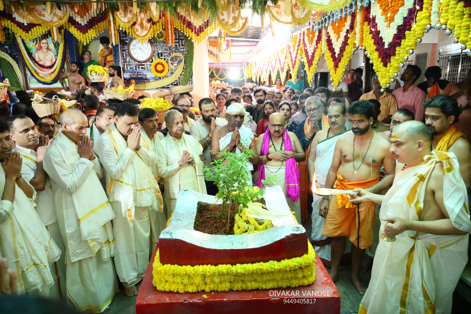 ಮಾರಣಕಟ್ಟೆ ಬ್ರಹ್ಮಲಿಂಗೇಶ್ವರ ದೇವಸ್ಥಾನದ ಜಾತ್ರೆಯ ಅಂಗವಾಗಿ ತುಳಸಿ ಕಟ್ಟೆ ಪೂಜೆ ನಡೆಯಿತು. ಮುಖಂಡರಾದ ಬಿ.ಎಂ. ಸುಕುಮಾರ ಶೆಟ್ಟಿ ಕೃಷ್ಣಮೂರ್ತಿ ಮಂಜರು ಸದಾಶಿವ ಶೆಟ್ಟಿ ವಂಡಬಳ್ಳಿ ಜಯರಾಮ್ ಶೆಟ್ಟಿ ಪಾಲ್ಗೊಂಡಿದ್ದರು