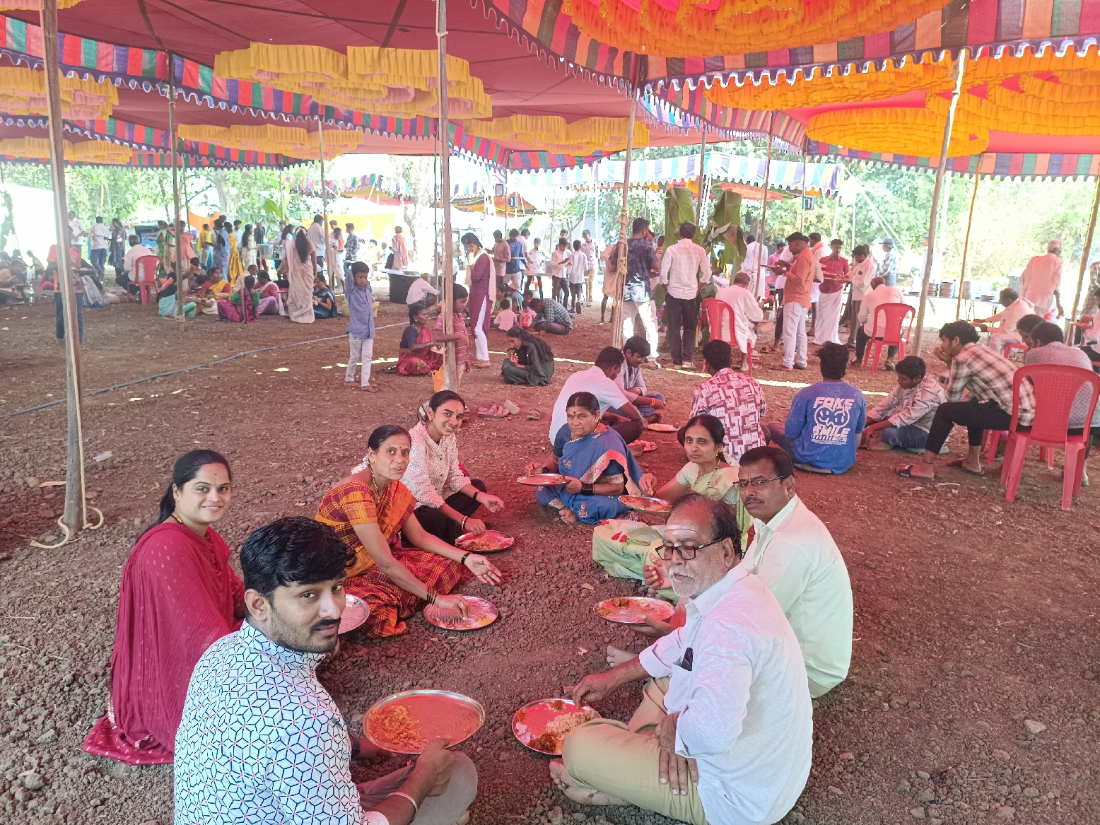 ಮುನಿರಾಬಾದ್ ಸಮೀಪ ನಗರ ಗಡ್ಡಿ ಮಠದಲ್ಲಿ ಮಕರ ಸಂಕ್ರಮಣದ ಅಂಗವಾಗಿ ಬುಧವಾರ ಬಂದ ಭಕ್ತರು ತುಂಗಭದ್ರೆಯಲ್ಲಿ ಪುಣ್ಯ ಸ್ನಾನ ಮಾಡಿ ಶ್ರೀಮಠದ ದಾಸೋಹದಲ್ಲಿ ಊಟ ಮಾಡಿದರು