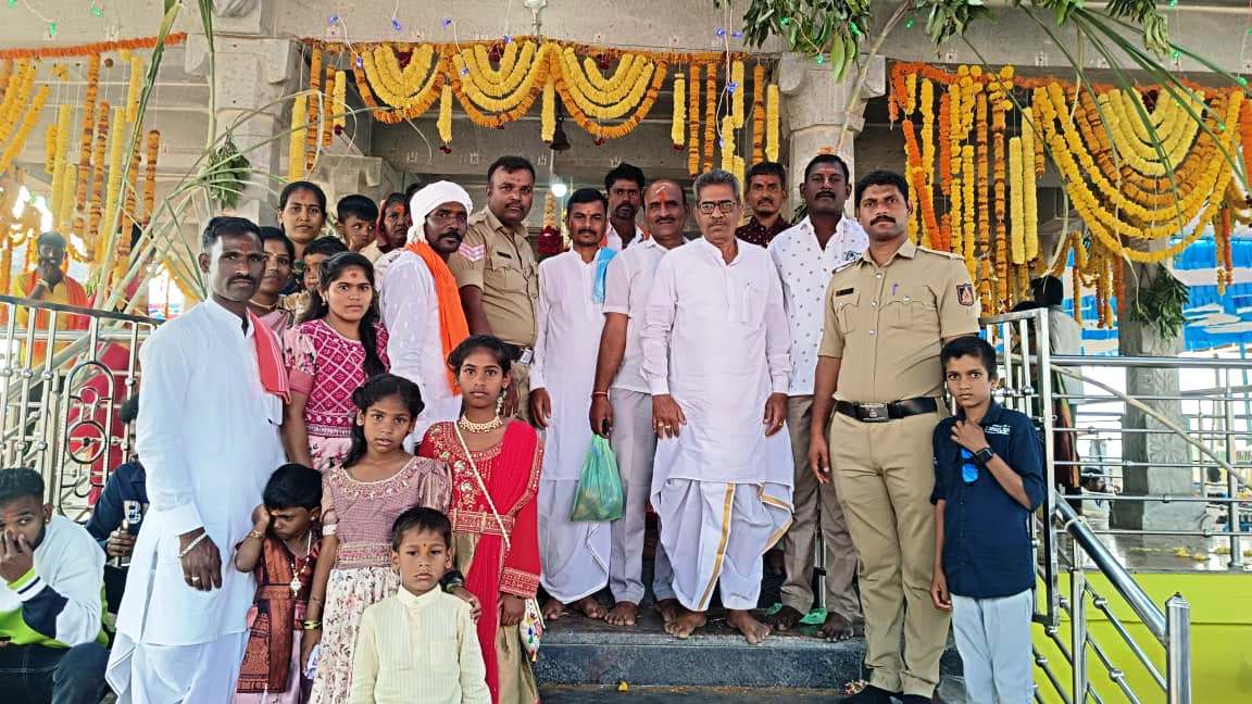 ಸೈದಾಪುರ ಸಮೀಪದ ಆನೂರ.ಕೆ ಗ್ರಾಮದ ಹುಡೇದ ಯಲ್ಲಮ್ಮನ ದರ್ಶನ ಪಡೆಯುತ್ತಿರುವ ಭಕ್ತರು.