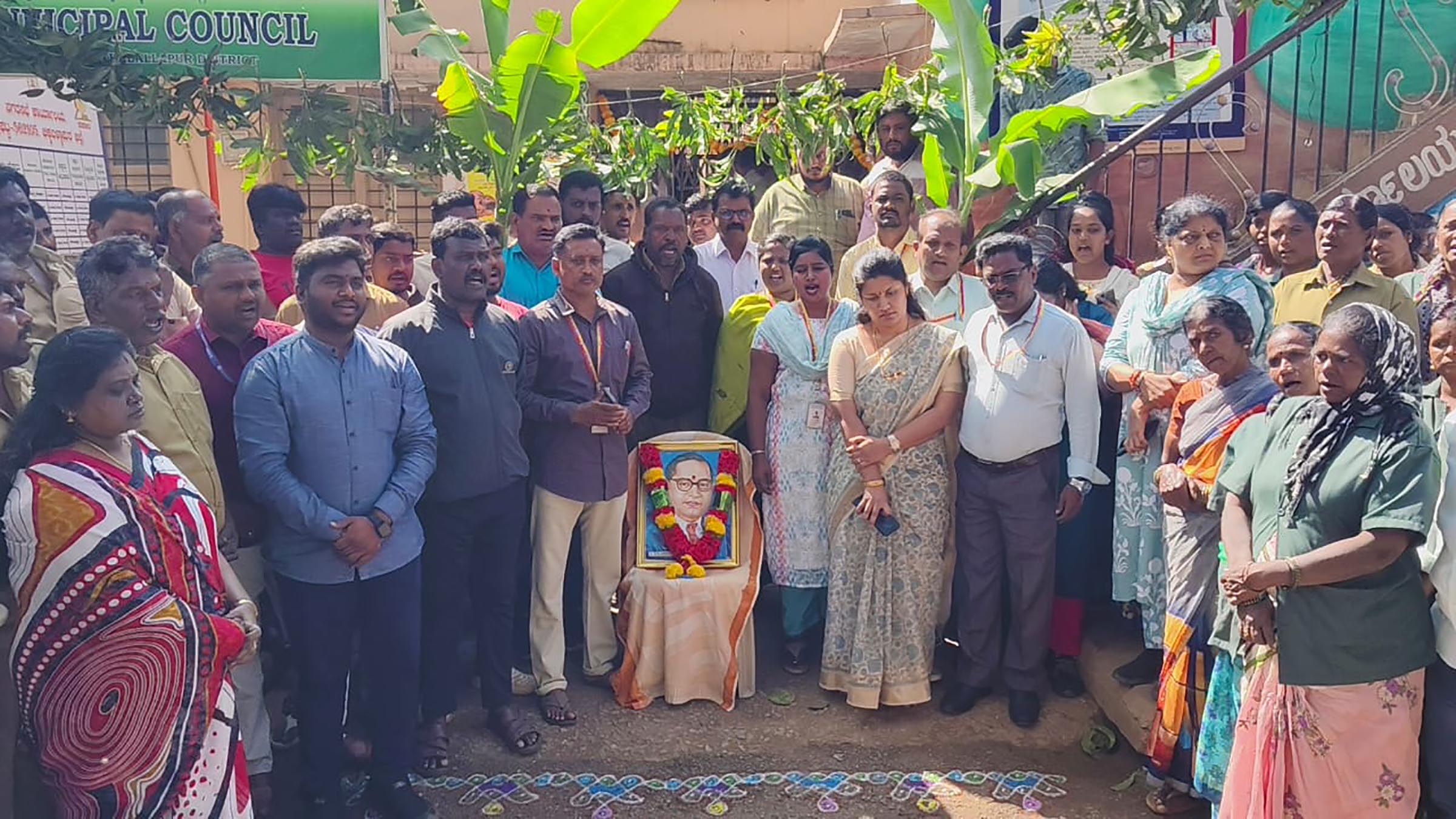 ಶಿಡ್ಲಘಟ್ಟದ ನಗರಸಭೆ ಮುಂದೆ ಅಧಿಕಾರಿಗಳು ಮತ್ತು ಸಿಬ್ಬಂದಿಯಿಂದ ಪ್ರತಿಭಟನೆ