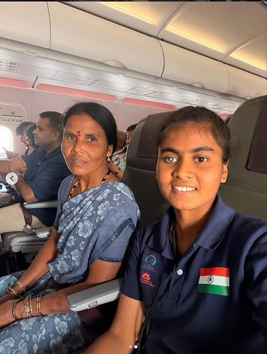 ಭಾವುಕ ಕ್ಷಣ: ತಾಯಿ ಜೊತೆ ವಿಮಾನವೇರಿದ ವಿಶ್ವ ವಿಜೇತ ಅಂಧರ ತಂಡದ ನಾಯಕಿ