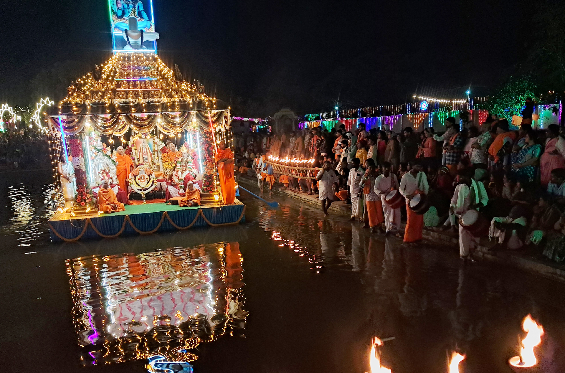 ಹಿರೀಸಾವೆ ಹೋಬಳಿಯ ಕಬ್ಬಳಿಯ ಕಲ್ಯಾಣಿಯಲ್ಲಿ ಗುರುವಾರ ಬೆಳಗಿನ ಜಾವ ಬಸವೇಶ್ವರ ಸ್ವಾಮಿಯ ಚಿತ್ರ ದಸರಿಘಟ್ಟ ಚೌಡೇಶ್ವರಿ ದೇವಿ ಬಾಲಗಂಗಾಧರನಾಥ ಸ್ವಾಮೀಜಿ ಪ್ರತಿಮೆ ಮತ್ತು ಆದಿಚುಂಚನಗಿರಿ ಮಠದ ನಿರ್ಮಲಾನಂದನಾಥ ಸ್ವಾಮೀಜಿಯವರ ತೆಪ್ಪೋತ್ಸವ ಜರುಗಿತು.