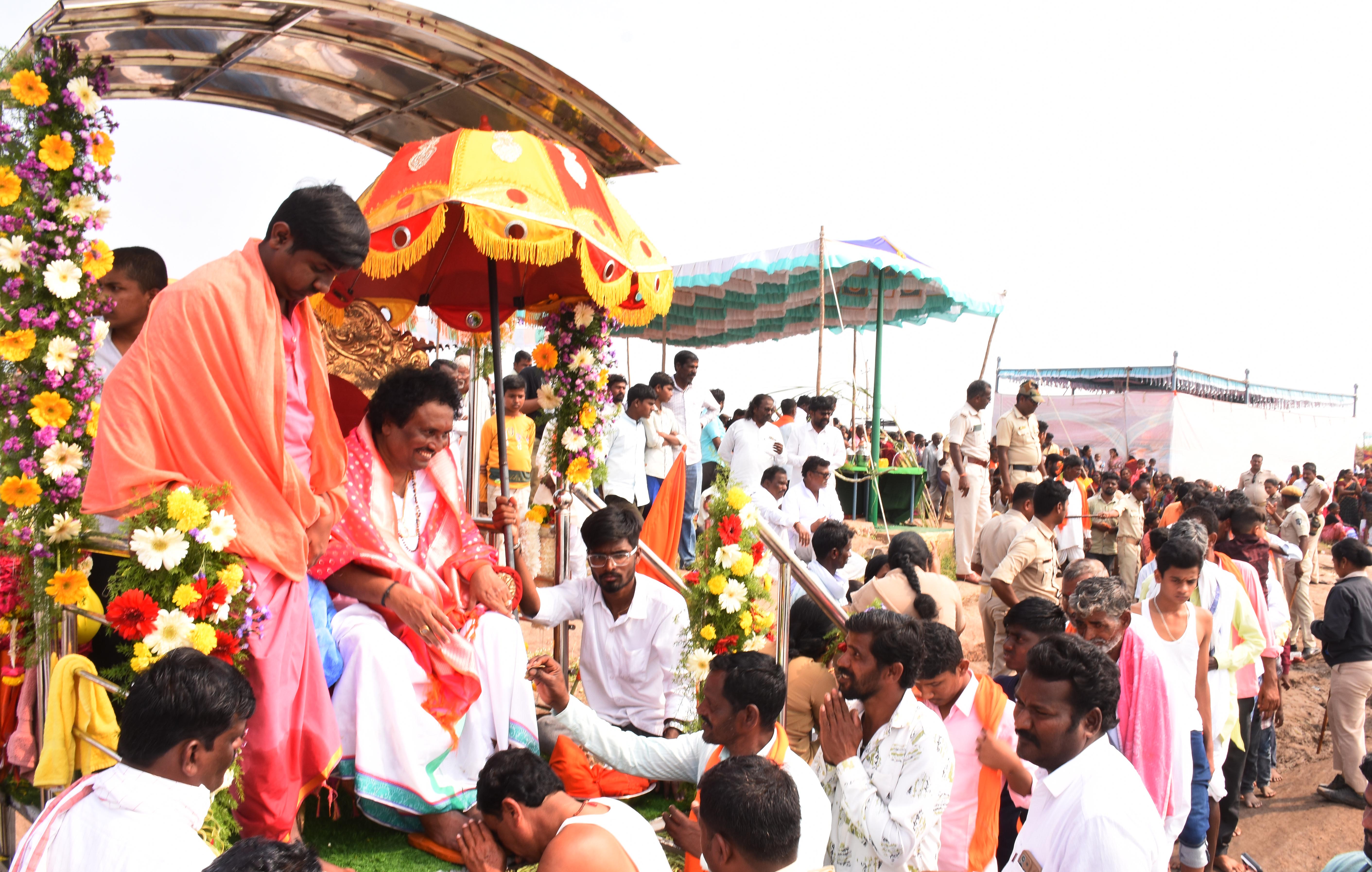 ಯಾದಗಿರಿ ತಾಲ್ಲೂಕಿನ ಅಬ್ಬೆ ತುಮಕೂರಿನಲ್ಲಿ ಗುರುವಾರ ಗಂಗಾಧರ ಶಿವಾಚಾರ್ಯರು ಭಕ್ತರಿಗೆ ಆಶೀರ್ವಾದ ನೀಡಿದರು