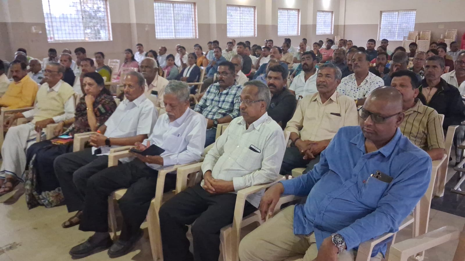 ಕುಶಾಲನಗರ ಎಪಿಸಿಎಂಎಸ್ಸಿ ಆಡಳಿತ ಮಂಡಳಿಯ ಅಧ್ಯಕ್ಷರಾಗಿದ್ದ ಎಂ.ಎನ್.ಕೊಮಾರಪ್ಪಗೆ ಏರ್ಪಡಿಸಿದ್ದ ಶ್ರದ್ಧಾಂಜಲಿ ಸಭೆಯಲ್ಲಿ ಪಾಲ್ಗೊಂಡಿರುವ ಸಭಿಕರು.