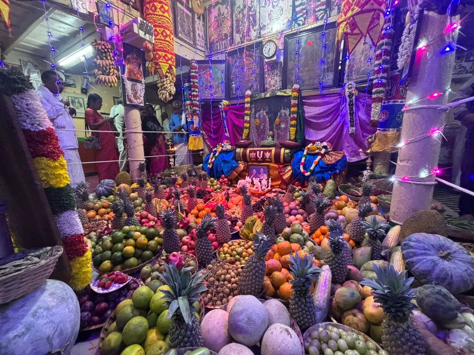 ದೇವಿಯರಿಗೆ ಹಣ್ಣುಗಳ ಸಮರ್ಪಣೆ 