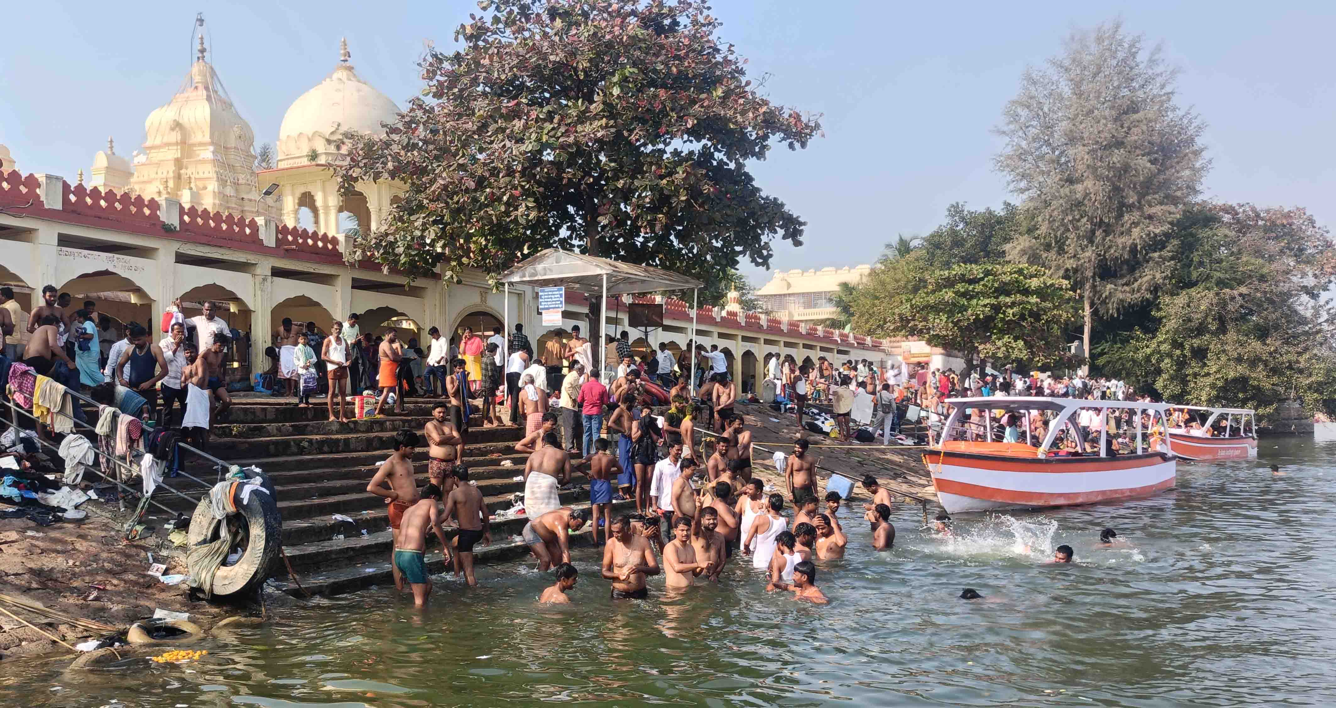 ಕೃಷ್ಣಾ ನದಿಯಲ್ಲಿ ಸಂಕ್ರಾಂತಿ ನಿಮಿತ್ಯ ಪುಣ್ಯಸ್ನಾನ ಮಾಡಿದ ಭಕ್ತರು.