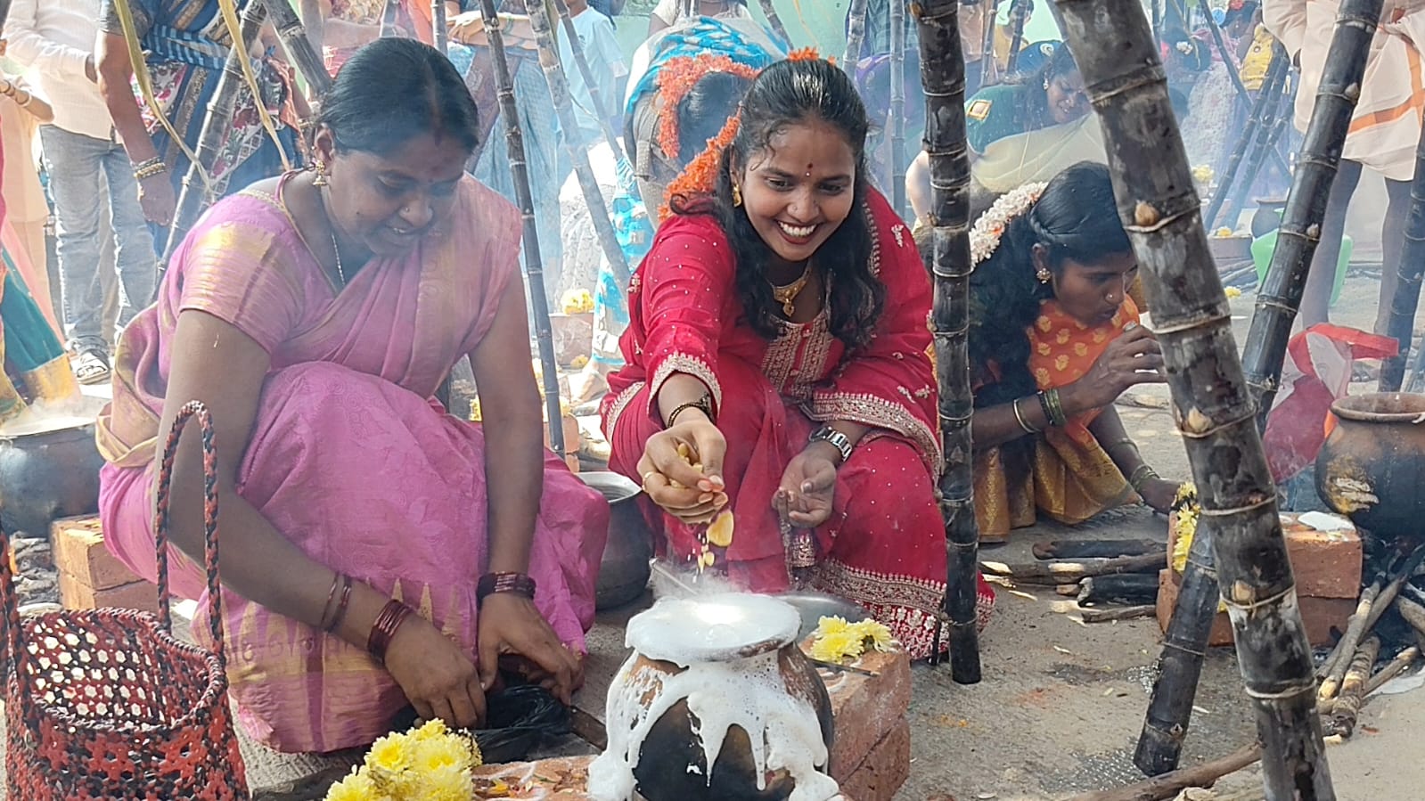 ರಾಮನಗರದ ಟ್ರೂಪ್‌ಲೈನ್‌ನಲ್ಲಿ ಸಂಕ್ರಾಂತಿ ಪ್ರಯುಕ್ತ ಮಹಿಳೆಯರು ಸಾಮೂಹಿಕವಾಗಿ ಪೊಂಗಲ್ ತಯಾರಿಸಿದರು