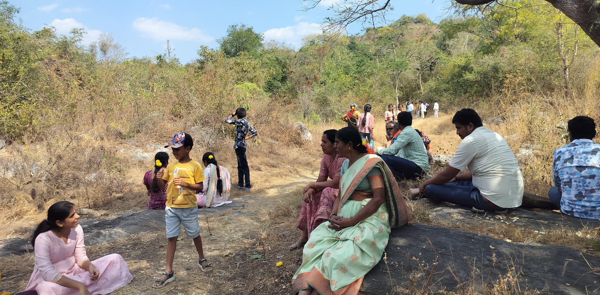 ಕಾಡಿನ ಹಾದಿಯಲ್ಲಿ ‌ನಡೆದು ಹೋಗುವ ಭಕ್ತರು