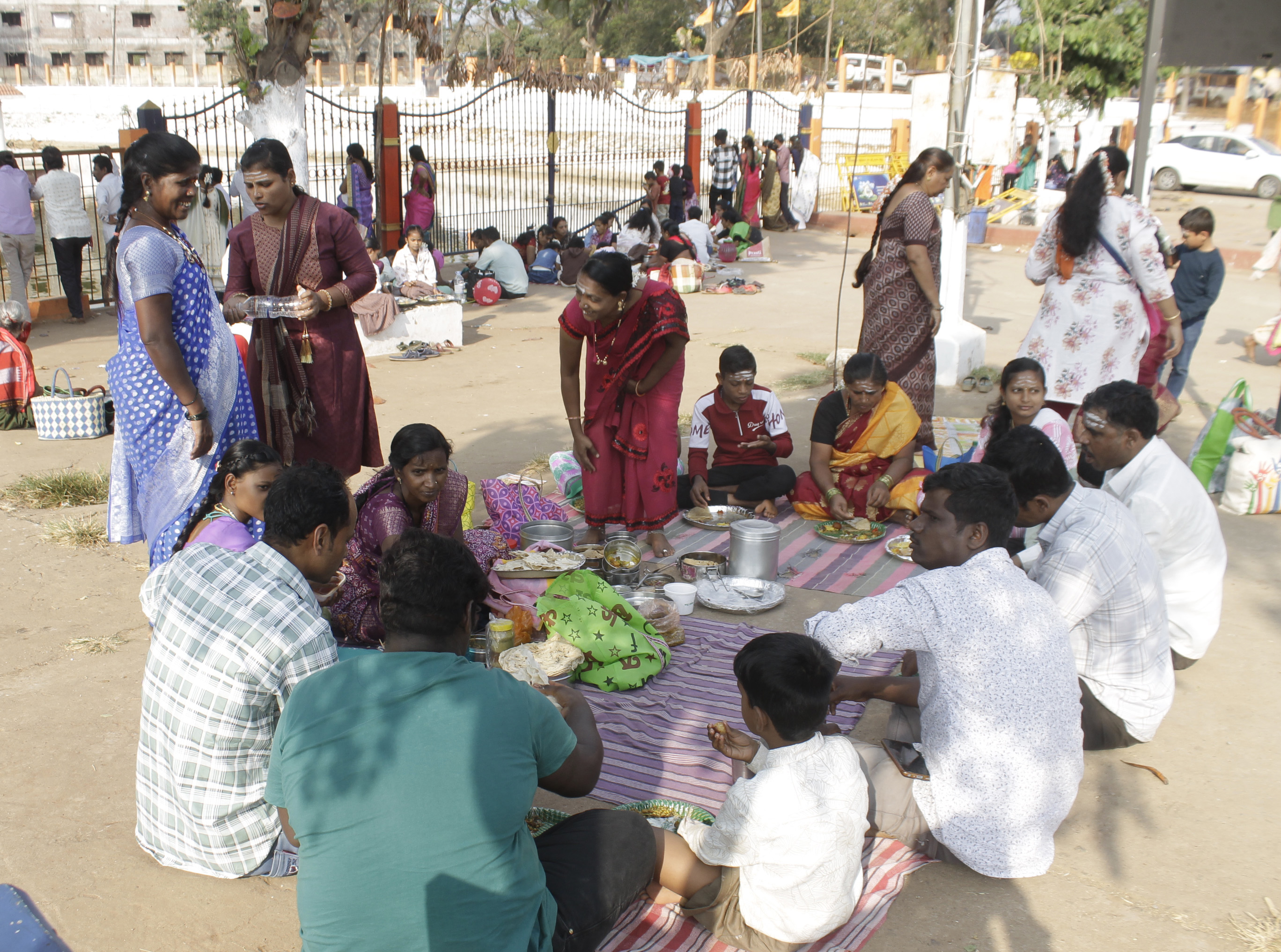 ಹುಬ್ಬಳ್ಳಿಯ ಸಿದ್ಧಾರೂಢ ಮಠದಲ್ಲಿ ಸಂಕ್ರಾಂತಿ ಹಬ್ಬದ ಅಂಗವಾಗಿ ಜನರು ಊಟ ಸವಿದರು