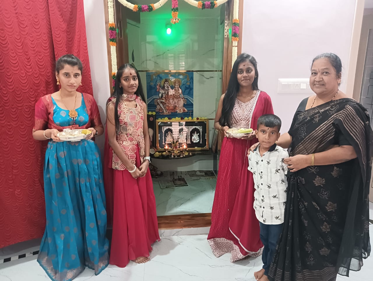 ಎಳ್ಳು ಬೆಲ್ಲ ನೀಡಿ ಪರಸ್ಪರ ಸಂಕ್ರಾಂತಿ ಶುಭಾಶಯ ವಿನಿಮಯ ಮಾಡಿಕೊಂಡ ಹೆಣ್ಣುಮಕ್ಕಳು