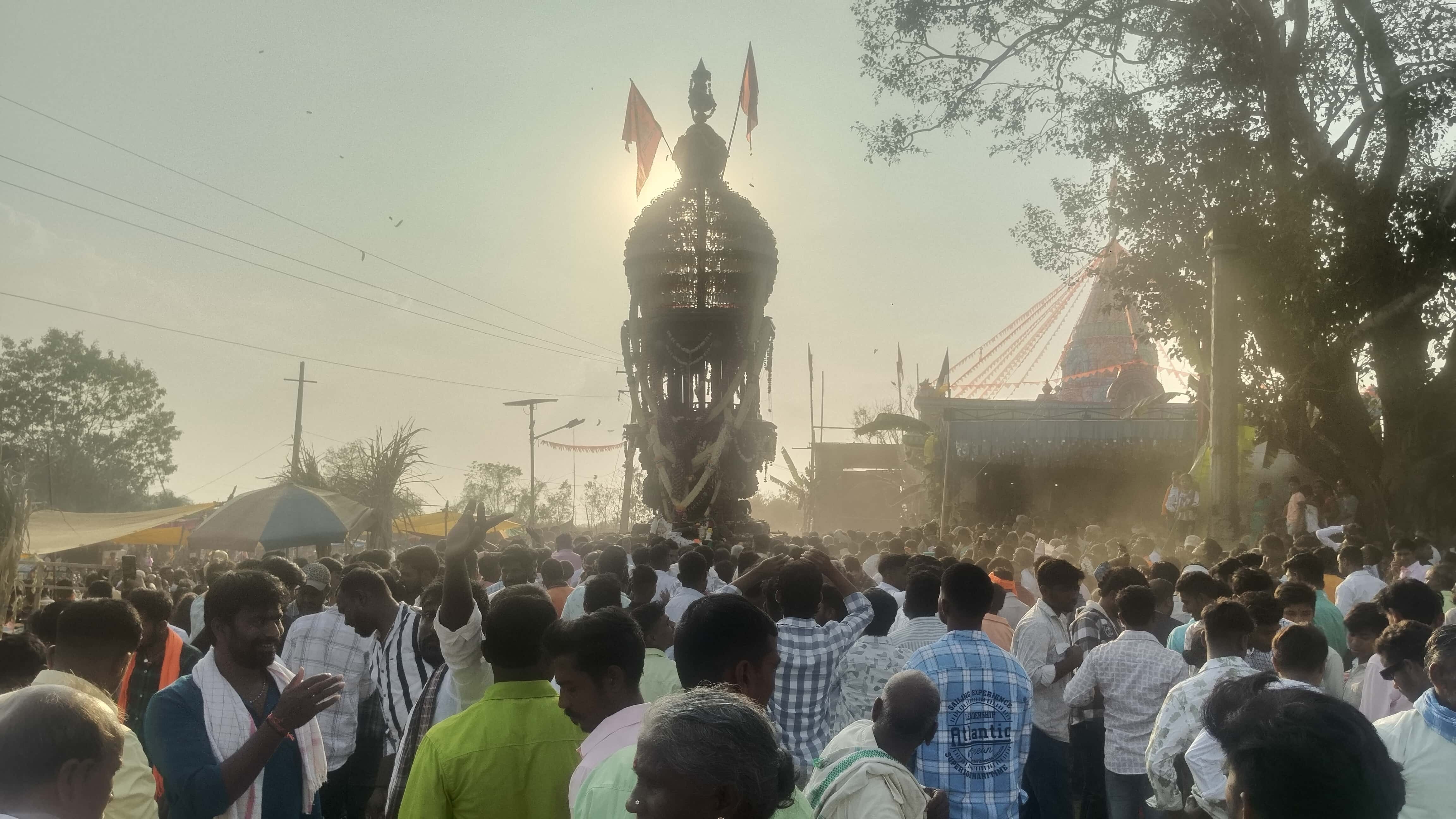 ಕಲಘಟಗಿ ತಾಲ್ಲೂಕಿನ ಸಂಗೇದೇವರಕೊಪ್ಪ ಗ್ರಾಮದ ಸಂಗಮೇಶ್ವರ ಬಸವಣ್ಣ ದೇವರ ಜಾತ್ರಾ ರಥೋತ್ಸವ ಸಂಭ್ರಮದಿಂದ ಜರುಗಿತು