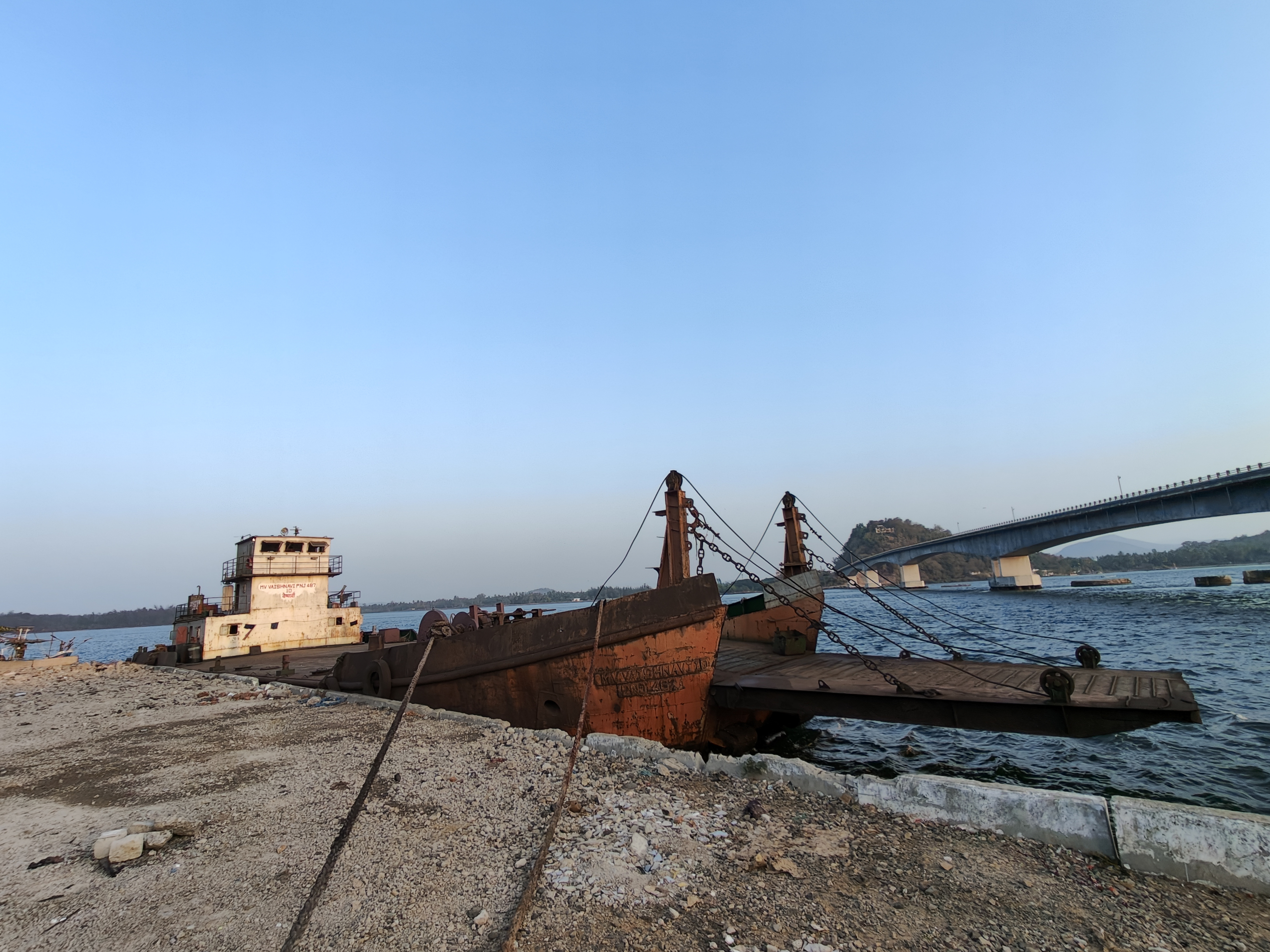 ಕಾಳಿ ನದಿಗೆ ಹೊಸ ಸೇತುವೆ ನಿರ್ಮಿಸುವ ಪೂರಕ ಕಾರ್ಯಗಳಿಗೆ ನೆರವಾಗಲು ಬಾರ್ಜ್ ನಿಂತಿರುವುದು