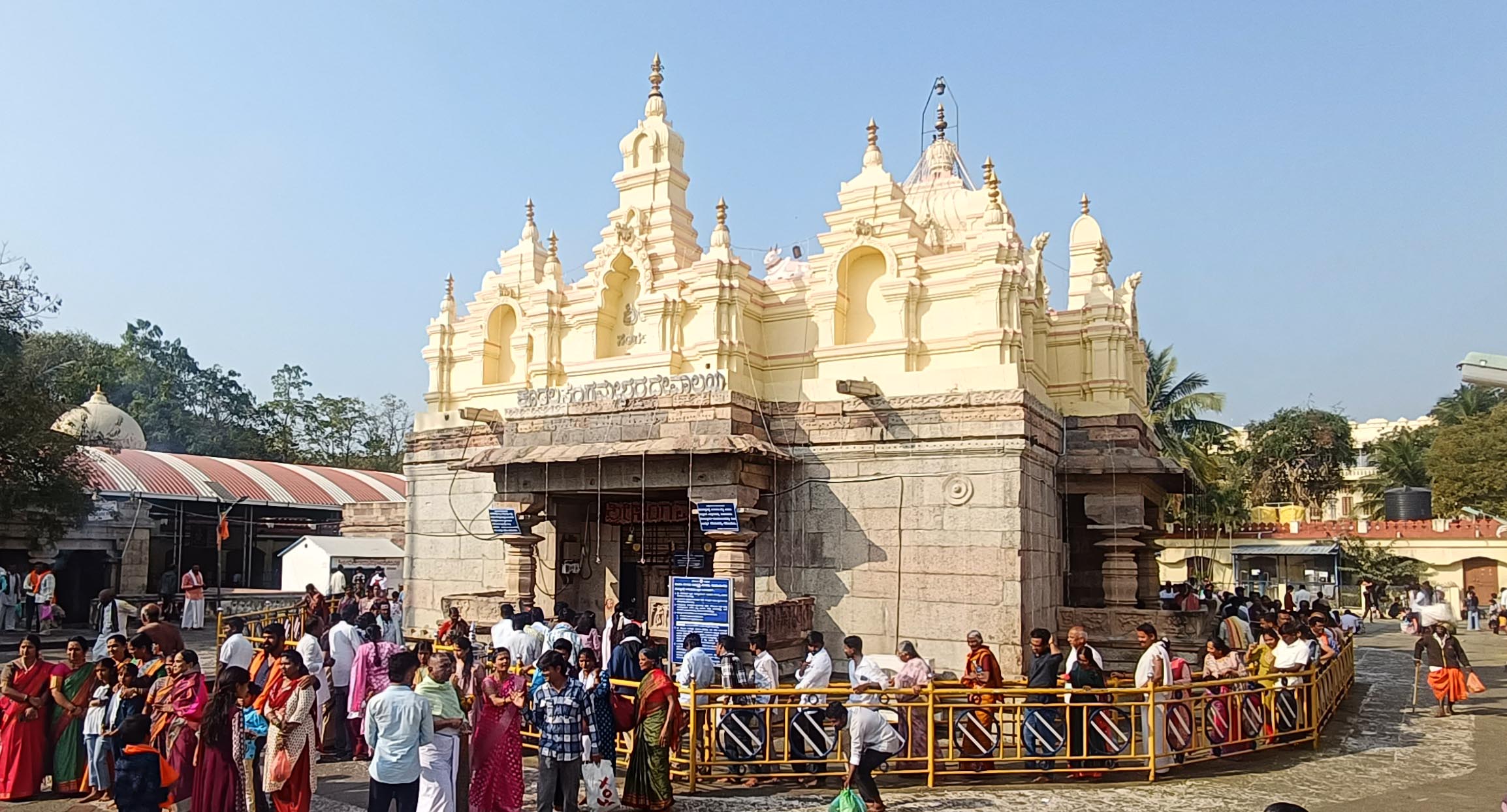 ಸಂಗಮೇಶ್ವರ ದರ್ಶನಕ್ಕೆ ಸರದಿ ಸಾಲಿನಲ್ಲಿ ನಿಂತಿರುವ ಭಕ್ತರು