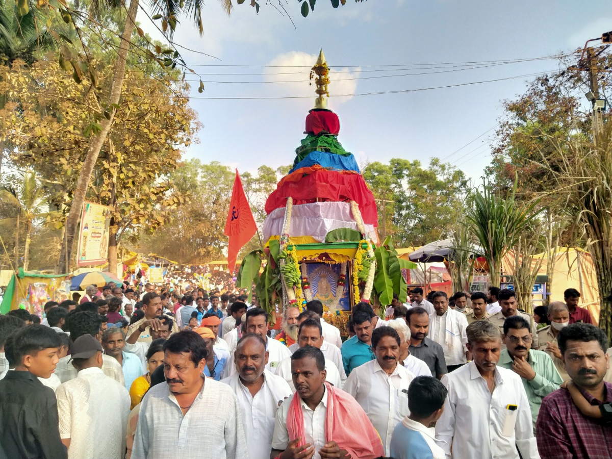 ಮಕರ ಸಂಕ್ರಾಂತಿ ಹಬ್ಬದ ದಿನದಂದು ಸುಕ್ಷೇತ್ರ ಗಂಗೆಭಾವಿಯ ಜಾತ್ರಾ ಮಹೋತ್ಸವ ರಥೋತ್ಸವ ಸಾವಿರಾರು ಭಕ್ತರ ನಡುವೆ ಸಕಲ ವಾಧ್ಯ ಮೇಳದೊಂದಿಗೆ ಅದ್ದೂರಿಯಾಗಿ ಜರುಗಿತು.