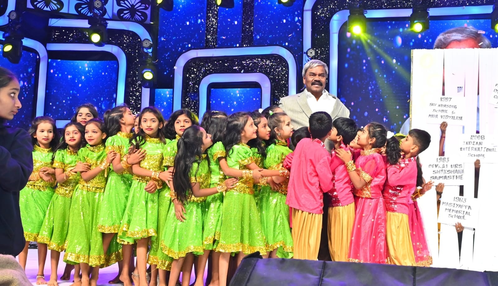 ವೇದಿಕೆಗೆ ಬಂದ ಡಾ.ಎಂ.ಚಂದ್ರಪ್ಪ ಅವರನ್ನು ಮಕ್ಕಳು ಅಭಿನಂದಿಸಿದರು