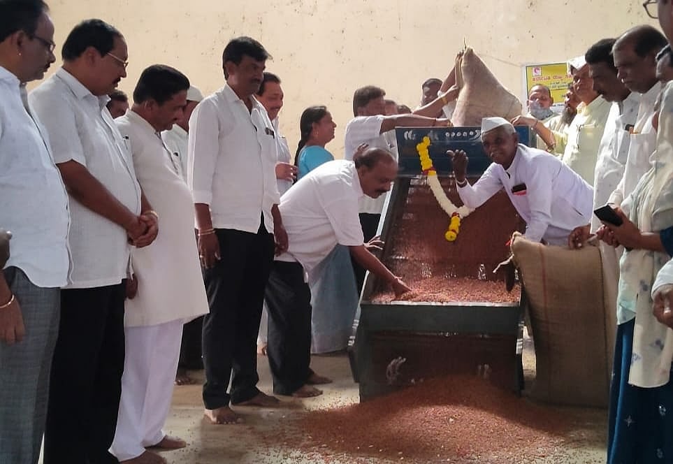 ಬಸವನಬಾಗೇವಾಡಿ: ತೊಗರಿ ಖರೀದಿ ಕೇಂದ್ರಕ್ಕೆ‌ ಚಾಲನೆ