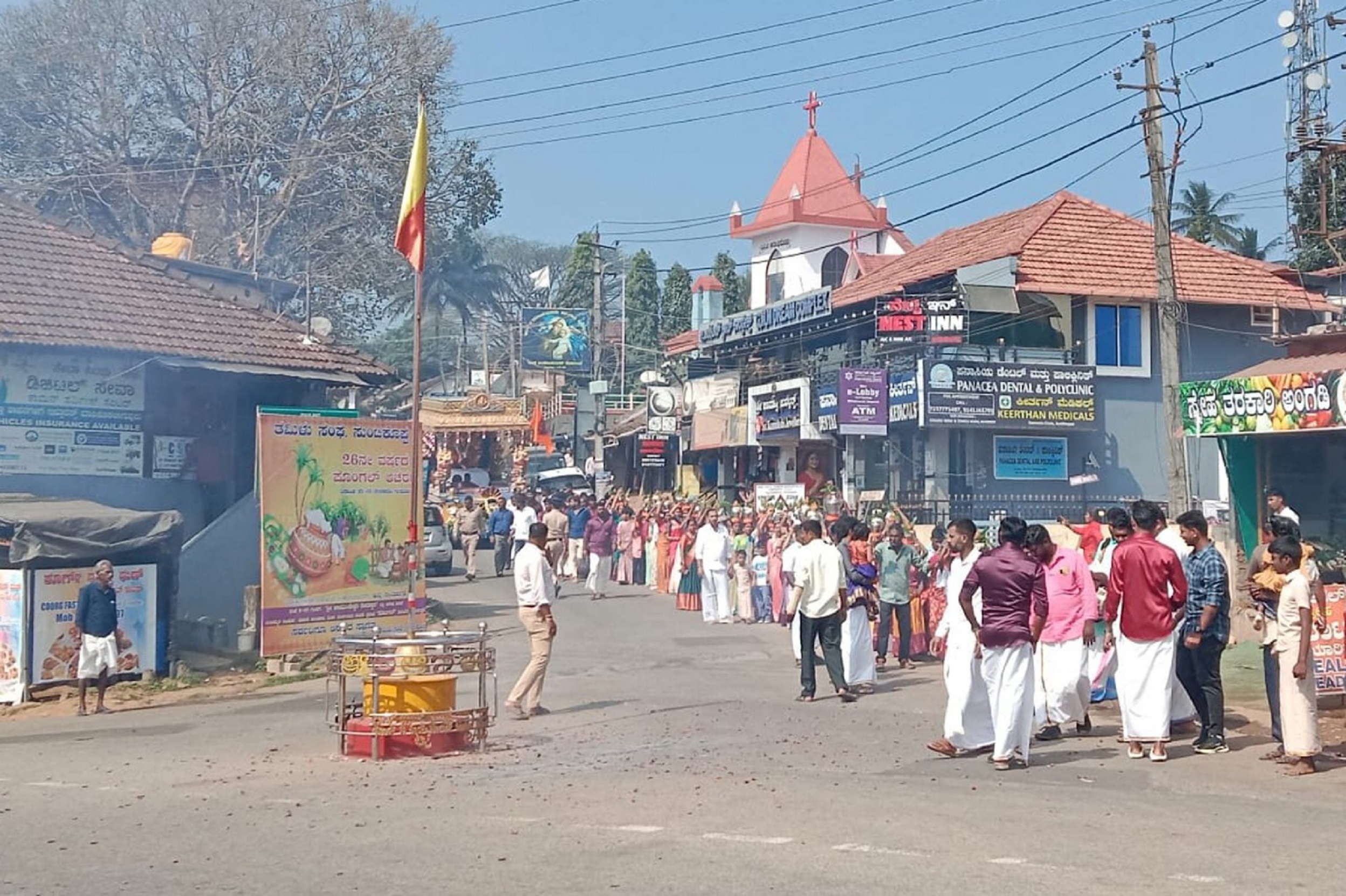 ಸುಂಟಿಕೊಪ್ಪದ ಪೊಂಗಲ್ ಸಮಿತಿ ವತಿಯಿಂದ ಗುರುವಾರ ಮಕರ ಸಂಕ್ರಾಂತಿ(ಪೊಂಗಲ್) ಹಬ್ಬದ ಅಂಗವಾಗಿ ಮೆರವಣಿಗೆ ನಡೆಯಿತು.