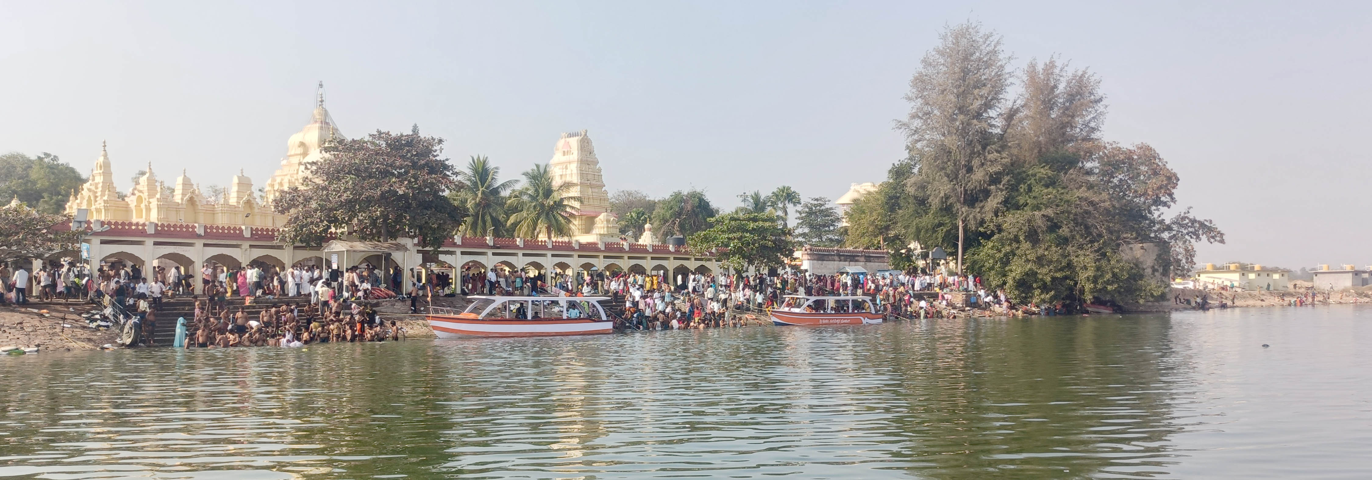 ಕೃಷ್ಣಾ ನದಿಯಲ್ಲಿ ಸಂಕ್ರಾಂತಿ ನಿಮಿತ್ಯ ಪುಣ್ಯಸ್ನಾನ ಮಾಡಿದ ಭಕ್ತರು.