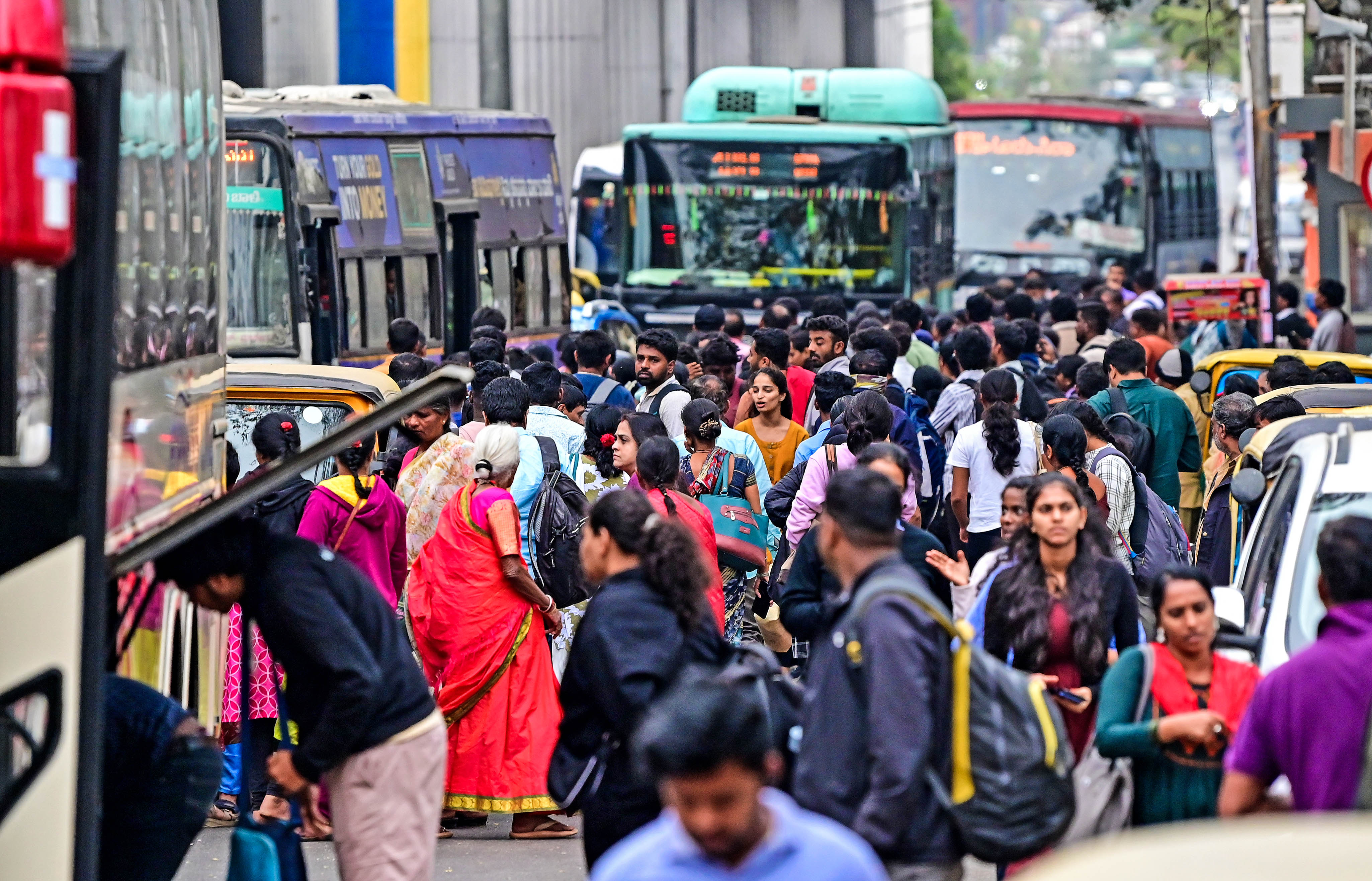 ಹೆದ್ದಾರಿ ಬದಿಯಲ್ಲಿ ಕೆಎಸ್‌ಆರ್‌ಟಿಸಿ ಹಾಗೂ ಬಿಎಂಟಿಸಿ ಬಸ್‌ಗಳು ನಿಲುಗಡೆ ಮಾಡಲಾಗುತ್ತಿದ್ದು ಇದು ಸಹ ವಾಹನ ದಟ್ಟಣೆಗೆ ಕಾರಣವಾಗಿದೆ     
– ಪ್ರಜಾವಾಣಿ ಚಿತ್ರ: ರಂಜು ಪಿ.