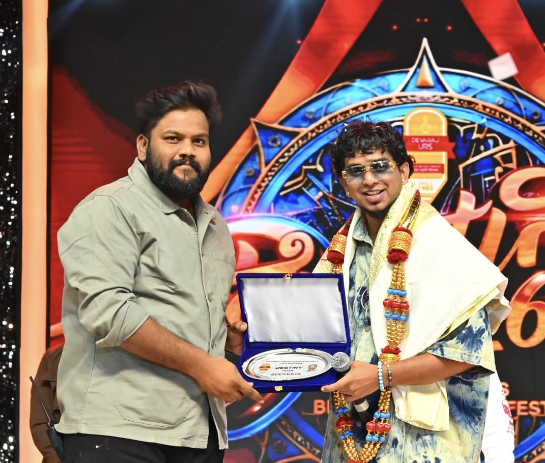 ಕನ್ನಡ ರ‍್ಯಾಪರ್‌ ಎಂ.ಸಿ.ಬಿಜ್ಜು ಅವರಿಗೆ ದೇವರಾಜ ಅರಸು ಶಿಕ್ಷಣ ಸಂಸ್ಥೆಯ ಸಿಇಒ ಎಂ.ಸಿ.ರಘುಚಂದನ್‌ ಅಭಿನಂದಿಸಿದರು