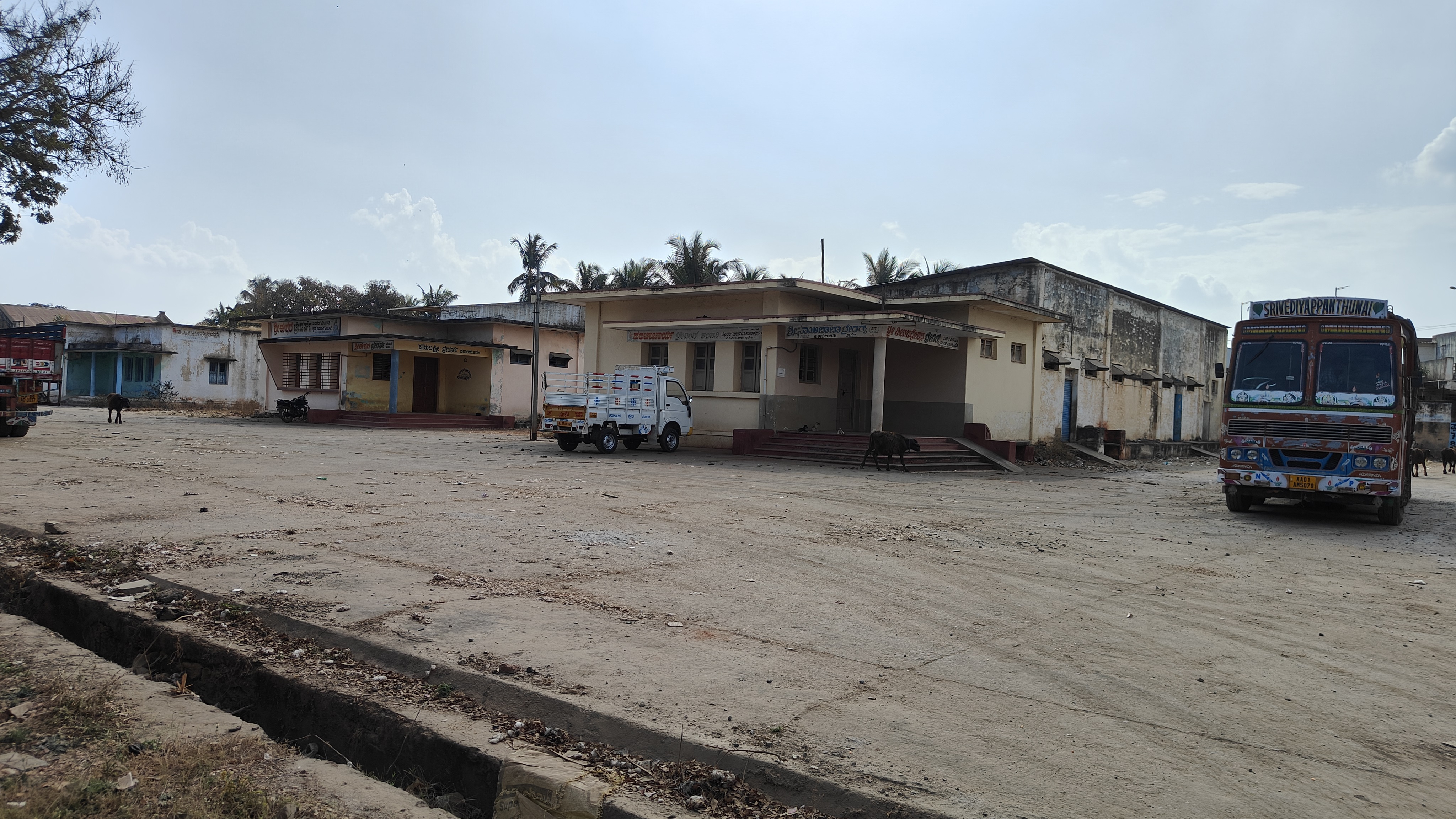 ಹಾವೇರಿ ಗುತ್ತಲ ರಸ್ತೆಯಲ್ಲಿರುವ ಹತ್ತಿ ಮಾರುಕಟ್ಟೆ ಬಿಕೊ ಎನ್ನುತ್ತಿರುವ ದೃಶ್ಯ