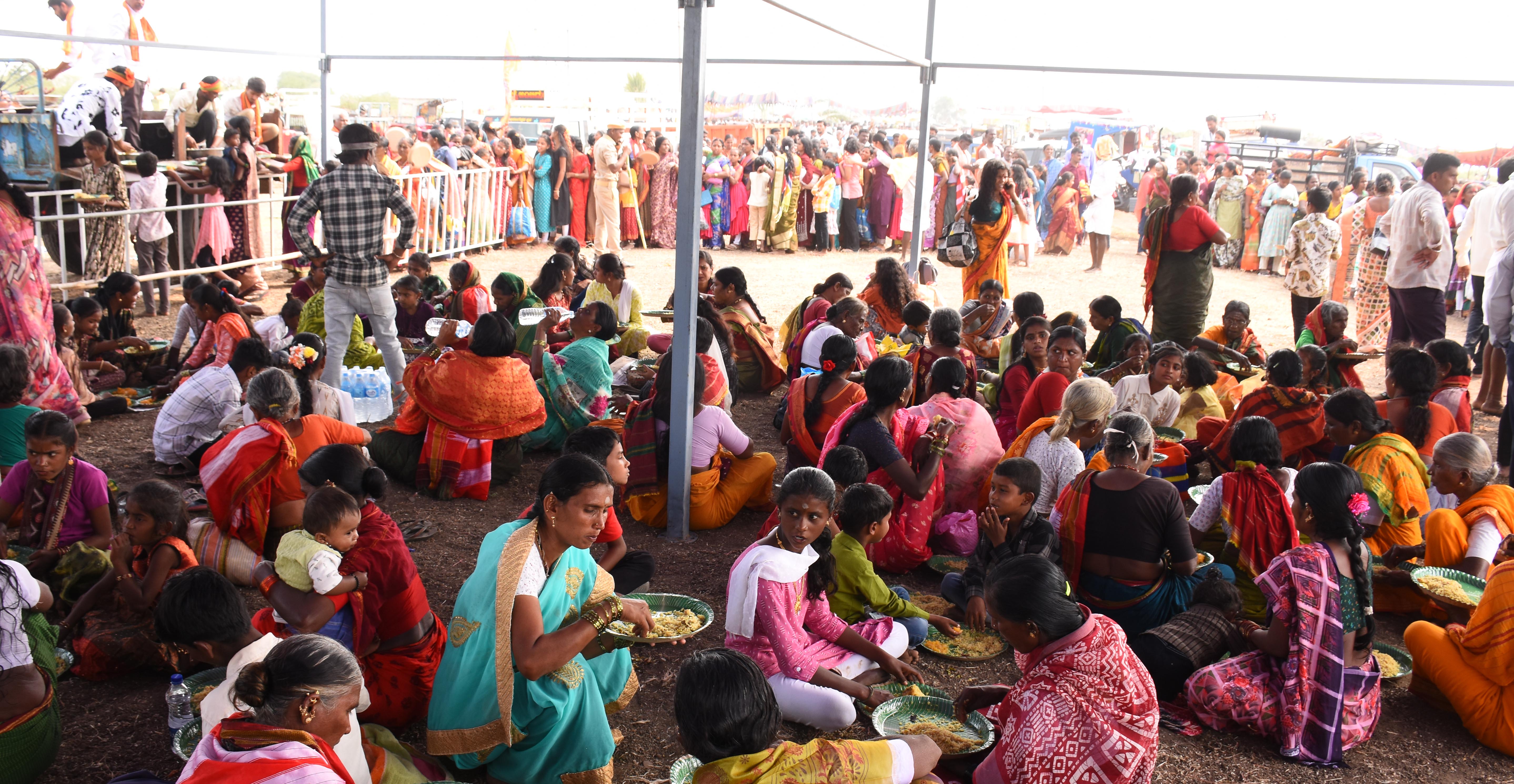 ಯಾದಗಿರಿ ತಾಲ್ಲೂಕಿನ ಅಬ್ಬೆ ತುಮಕೂರಿನ ಭೀಮಾ ನದಿ ತೀರದಲ್ಲಿ ಗುರುವಾರ ಸಂಕ್ರಾಂತಿ ಅಂಗವಾಗಿ ಸಾಮೂಹಿಕ ಭೋಜನೆ ಮಾಡಿದ ಜನರು  