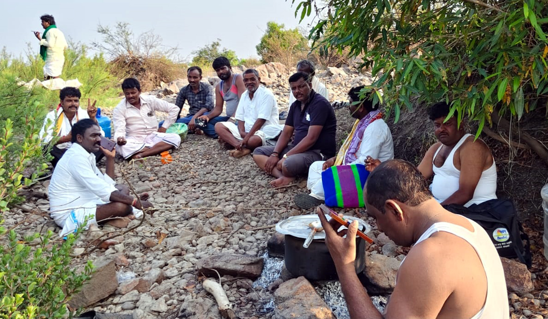 ಹುಣಸಗಿ ತಾಲ್ಲೂಕಿನ ಗೆದ್ದಲಮರಿ ಗ್ರಾಮದ ಹೊರವಲಯದಲ್ಲಿರುವ ಕೃಷ್ಣಾ ನದಿಯಲ್ಲಿ ಪುಣ್ಯ ಸ್ನಾನ ಮಾಡಿ ಹರಟೆಯಲ್ಲಿ ತೊಡಗಿರುವ ಗೆಳೆಯರು 