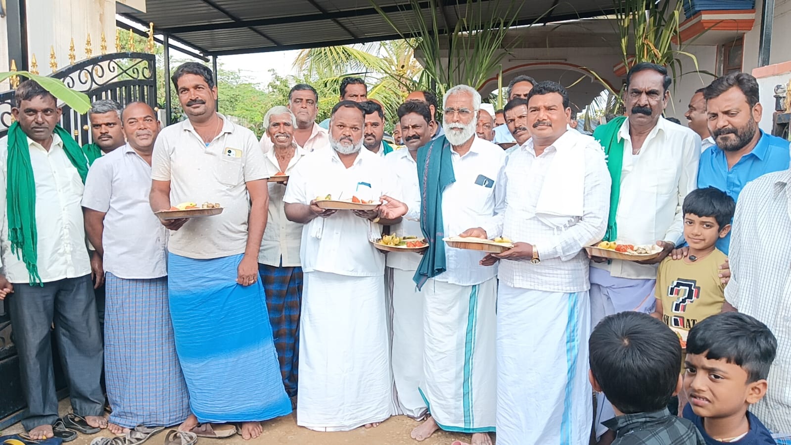 ಸುಗ್ಗಿ ಹಬ್ಬವಾದ ಸಂಕ್ರಾಂತಿಯಂದು ರಾಸುಗಳಿಗೆ ಪೂಜೆ ಸಲ್ಲಿಸಿ ಎಳ್ಳು ಬೆಲ್ಲ ತಿಂದು ರೈತರು ಸಂಭ್ರಮಿಸಿದರು