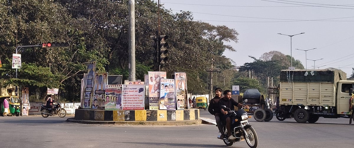 ದೊಡ್ಡಬಳ್ಳಾಪುರ ನಗರದದಲ್ಲಿ ಬ್ಯಾನರ್‌ಗಳ ಹಾವಳಿ! ಕಣ್ಮುಚ್ಚಿ ಕುಳಿತ ಅಧಿಕಾರಿಗಳು