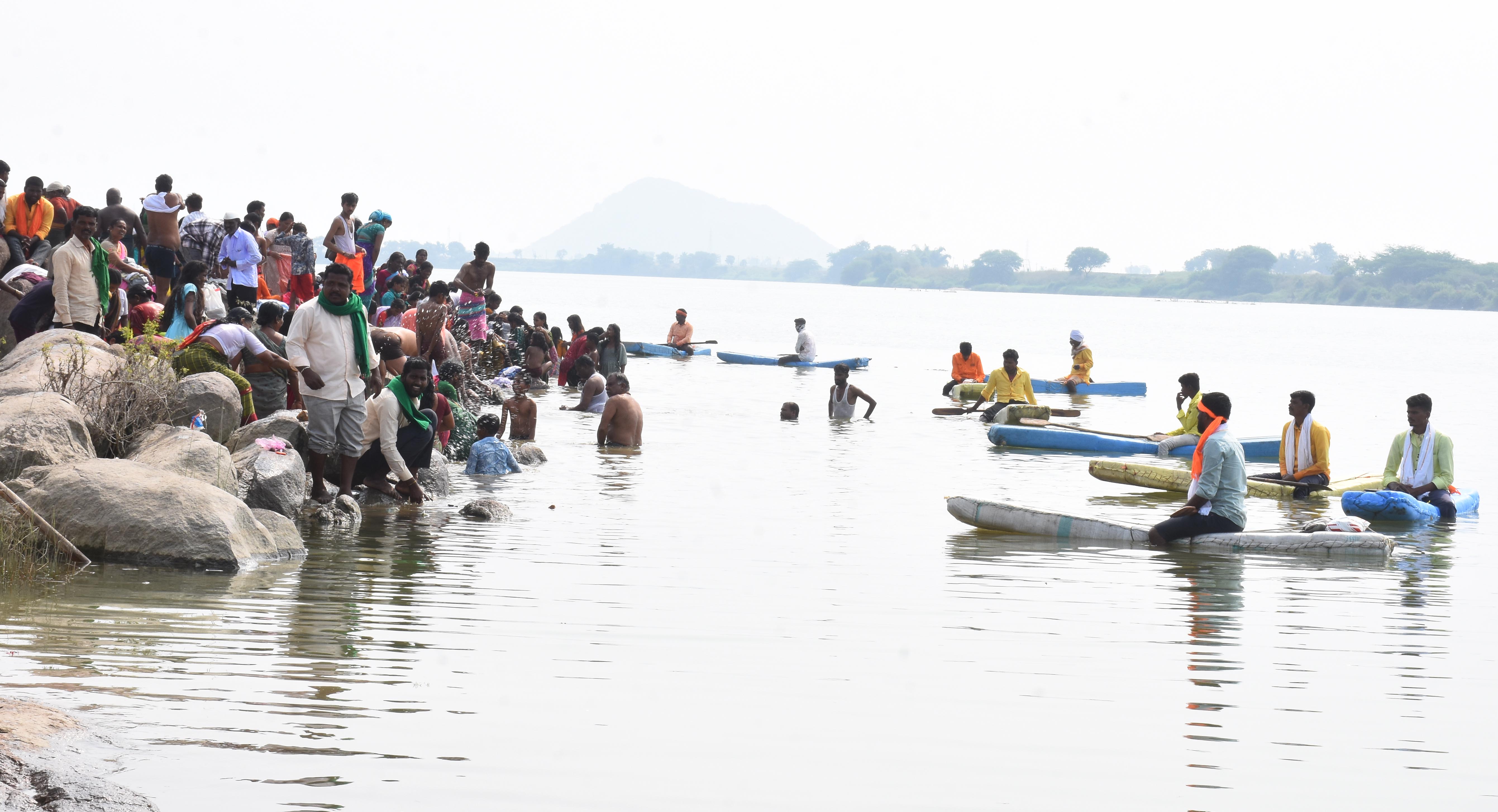 ಯಾದಗಿರಿ ತಾಲ್ಲೂಕಿನ ಭೀಮಾ ನದಿ ತೀರದಲ್ಲಿ ಗುರುವಾರ ಪುಣ್ಯಸ್ನಾನ ಮಾಡಲು ಜಮಾಯಿಸಿದ ಜನರು
