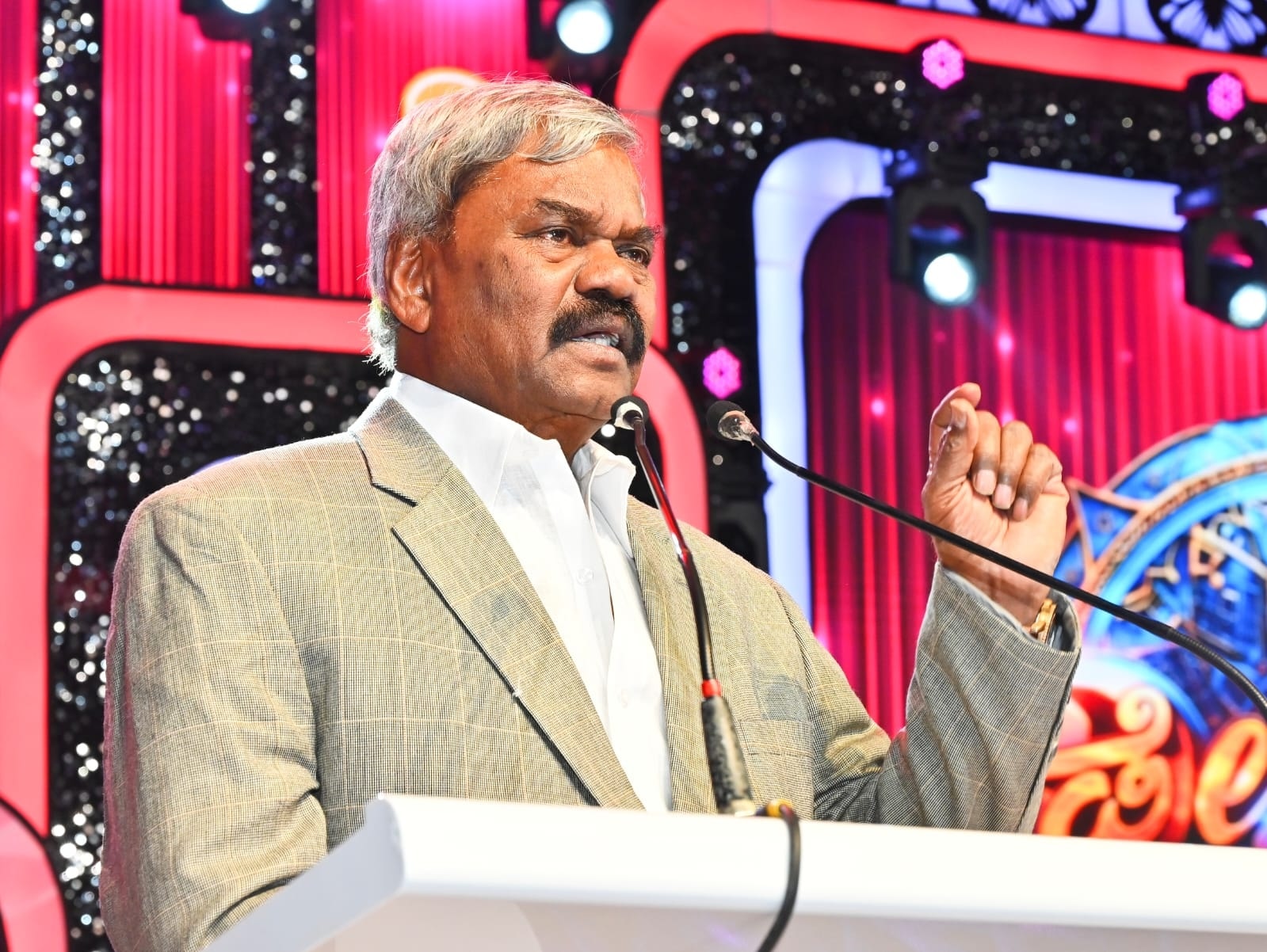 ಎಂ.ಚಂದ್ರಪ್ಪ  (ಕಟೌಟ್‌ ಮಾಡುವುದು)