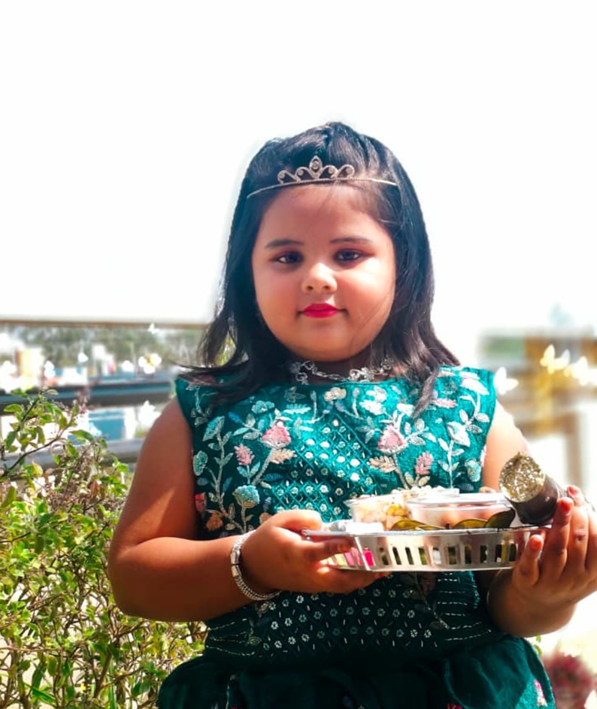 ಸಂಕ್ರಾಂತಿ ಹಬ್ಬದ ಅಂಗವಾಗಿ ಗುಂಡ್ಲುಪೇಟೆಯಲ್ಲಿ ಬಾಲಕಿಯೊಬ್ಬಳು ನೆರೆ ಹೊರೆಯವರಿಗೆ ಎಳ್ಳು ಬೆಲ್ಲ ಕಬ್ಬು ಹಂಚಿ ಸಂಭ್ರಮಿಸಿದಳು