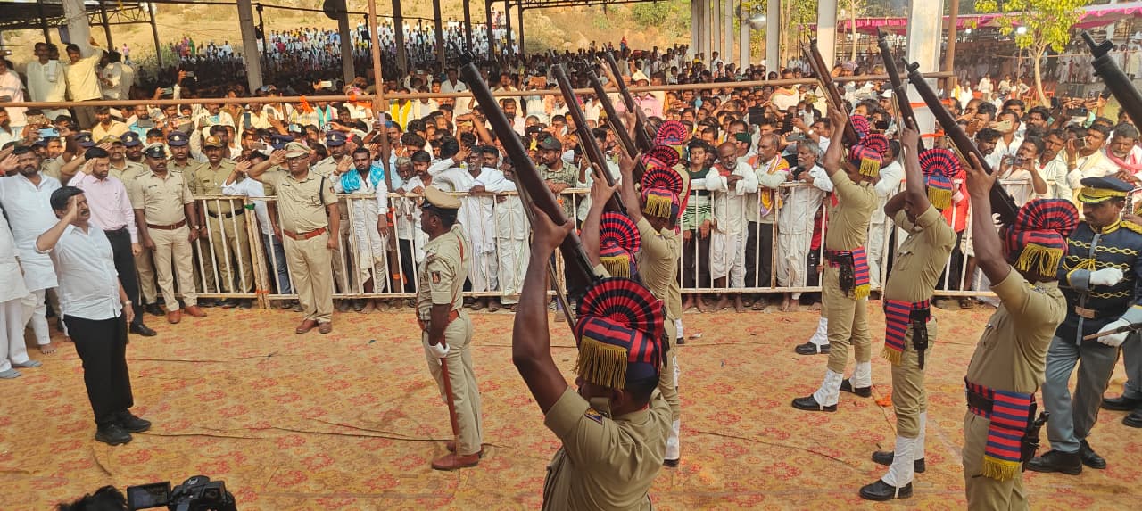 ದೇವದುರ್ಗ ತಾಲ್ಲೂಕಿನ ತಿಂಥಿಣಿ ಬ್ರಿಡ್ಜ್ ಕನಕಗುರು ಪೀಠದ ಸಿದ್ದರಾಮನಂದ ಸ್ವಾಮೀಜಿ ಅಂತ್ಯ ಸಂಸ್ಕಾರದಲ್ಲಿ ಪೊಲೀಸರು ಗಾಳಿಯಲ್ಲಿ ಗುಂಡು ಹಾರಿಸಿ ಗೌರವ ಸಲ್ಲಿಸಿದರು