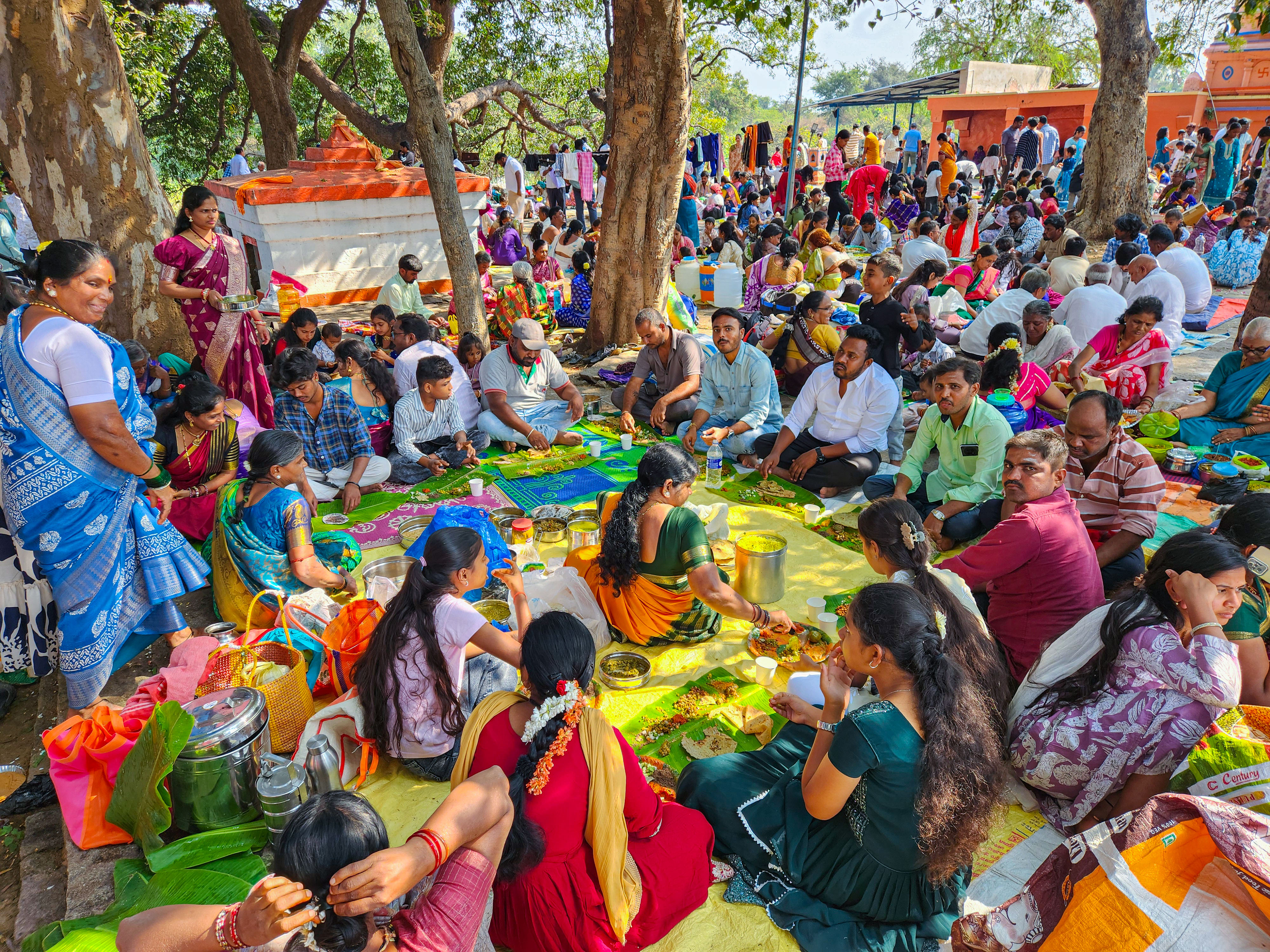 ಕೊಪ್ಪಳ ತಾಲ್ಲೂಕಿನ ಶಿವಪುರ ಬಳಿಯ ಮಾರ್ಕಂಡೇಶ್ವರದಲ್ಲಿ ಗುರುವಾರ ಸಹ ಭೋಜನ ಮಾಡಿದ ಜನ