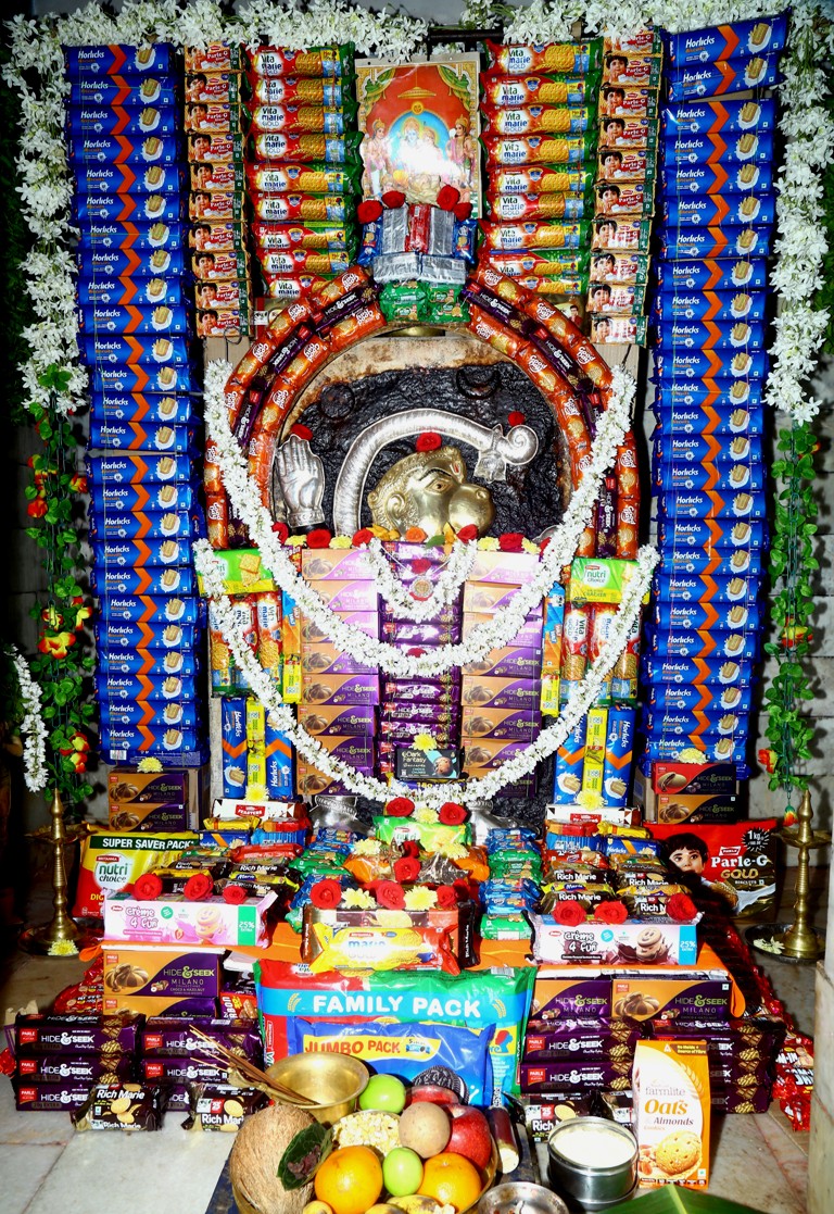 ಬೀರೂರಿನ ಬಿ.ಎಚ್‌.‌ರಸ್ತೆಯಲ್ಲಿರುವ ಶ್ರೀವೀರಾಂಜನೇಯ ಸ್ವಾಮಿಗೆ ಬಿಸ್ಕೆಟ್‌ ಪೊಟ್ಟಣಗಳಿಂದ ಅಲಂಕಾರ ಮಾಡಲಾಗಿತ್ತು