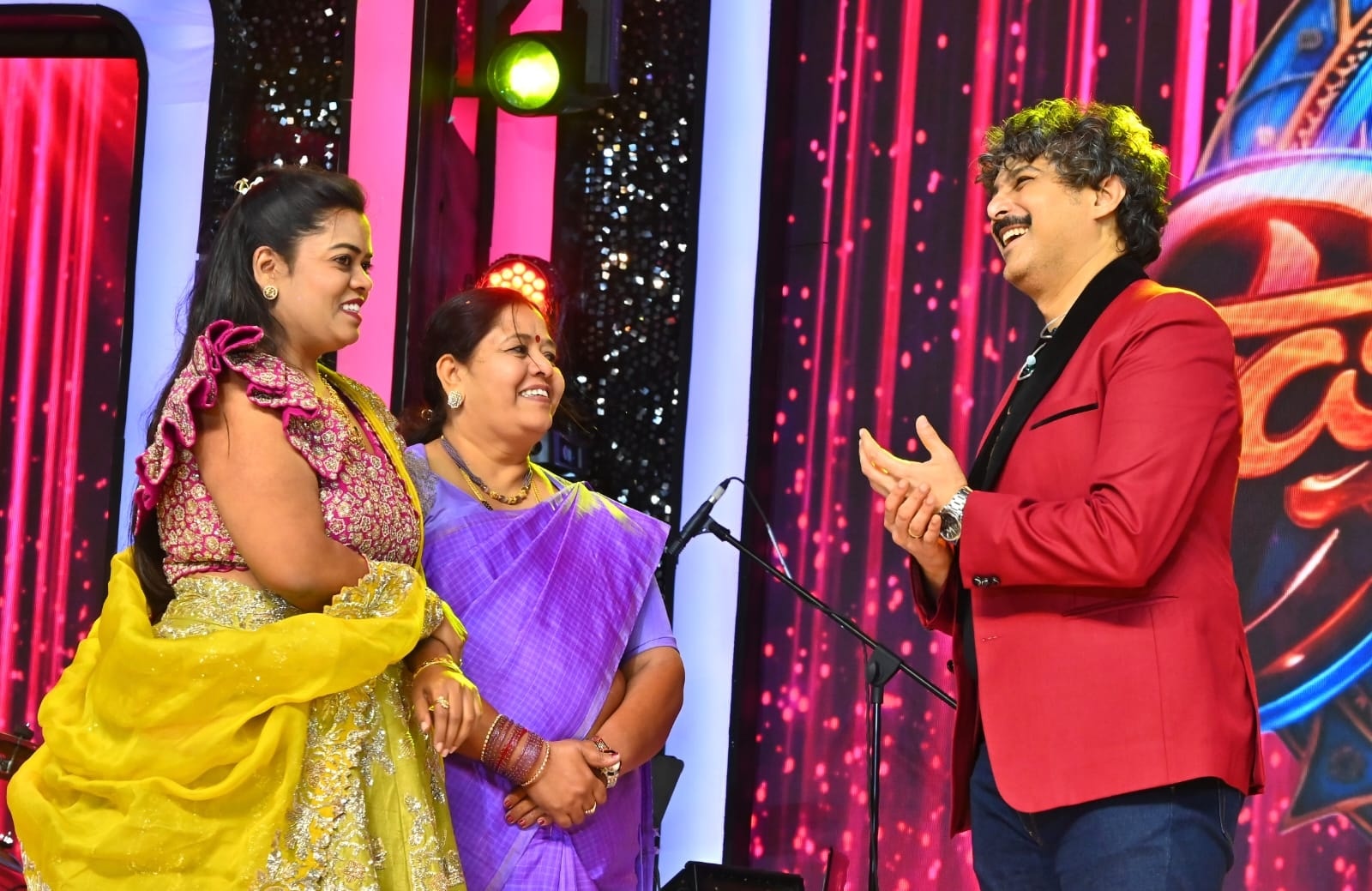 ರಾಜೇಶ್‌ ಕೃಷ್ಣನ್‌ ಅವರೊಂದಿಗೆ ಎಚ್‌.ಚಂದ್ರಕಲಾ ಎಂ.ಸಿ.ಯಶಸ್ವಿನಿ ಅವರು ಮಾತನಾಡಿದರು