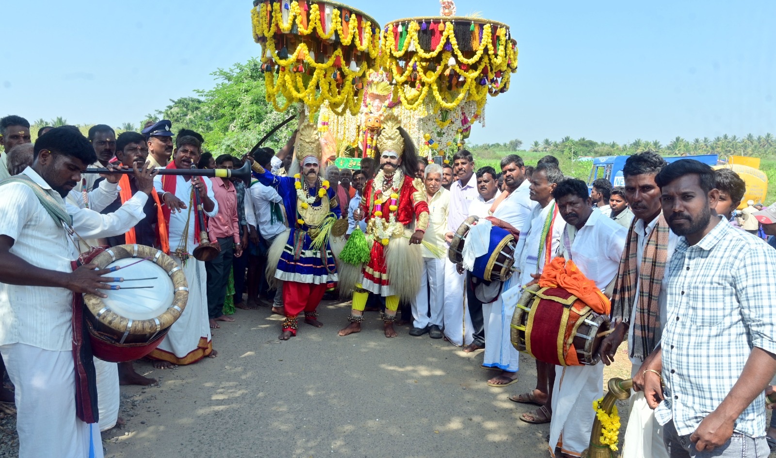 ಚಂದಕವಾಡಿ ಹೋಬಳಿಯ ಕುಂಬೇಶ್ವರ ಕಾಲೊನಿ ಸಮೀಪದ ಕರಡಿಹಳ್ಳದ ಕುಂಬೇಶ್ವರ ಸ್ವಾಮಿ ದೇವಸ್ಥಾನದಲ್ಲಿ ಸಂಕ್ರಾಂತಿ ಹಬ್ಬದ ಪ್ರಯುಕ್ತ ಜಾತ್ರೆ ನಡೆಯಿತು