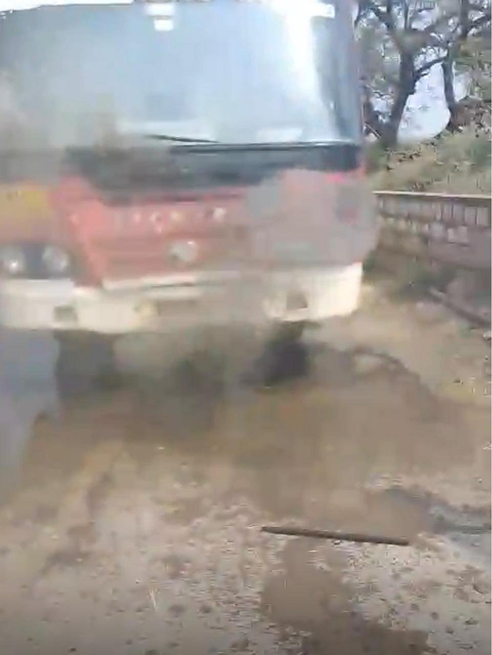 ಜೇವರ್ಗಿ ತಾಲೂಕಿನಲ್ಲಿ ಚಲಿಸುತ್ತಿದ್ದ ಬಸ್‌ನಲ್ಲಿ ಬೆಂಕಿ: ತಪ್ಪಿದ ಅನಾಹುತ

